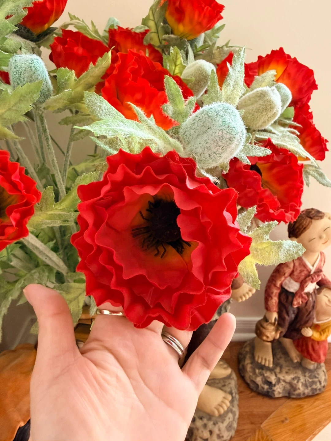 Red flowers deco and wooden vase - photo 3