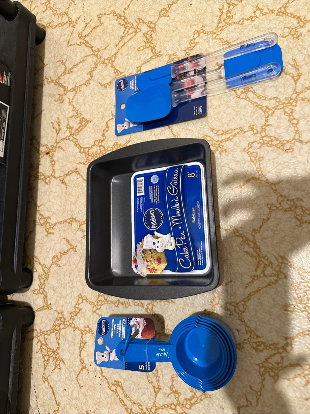 Pillsbury Baking Set: Cake Pan, Spatulas & Measuring Cups - photo 2