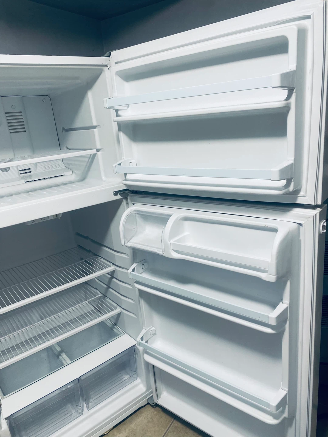 Whirlpool White Top Freezer Refrigerator - photo 2