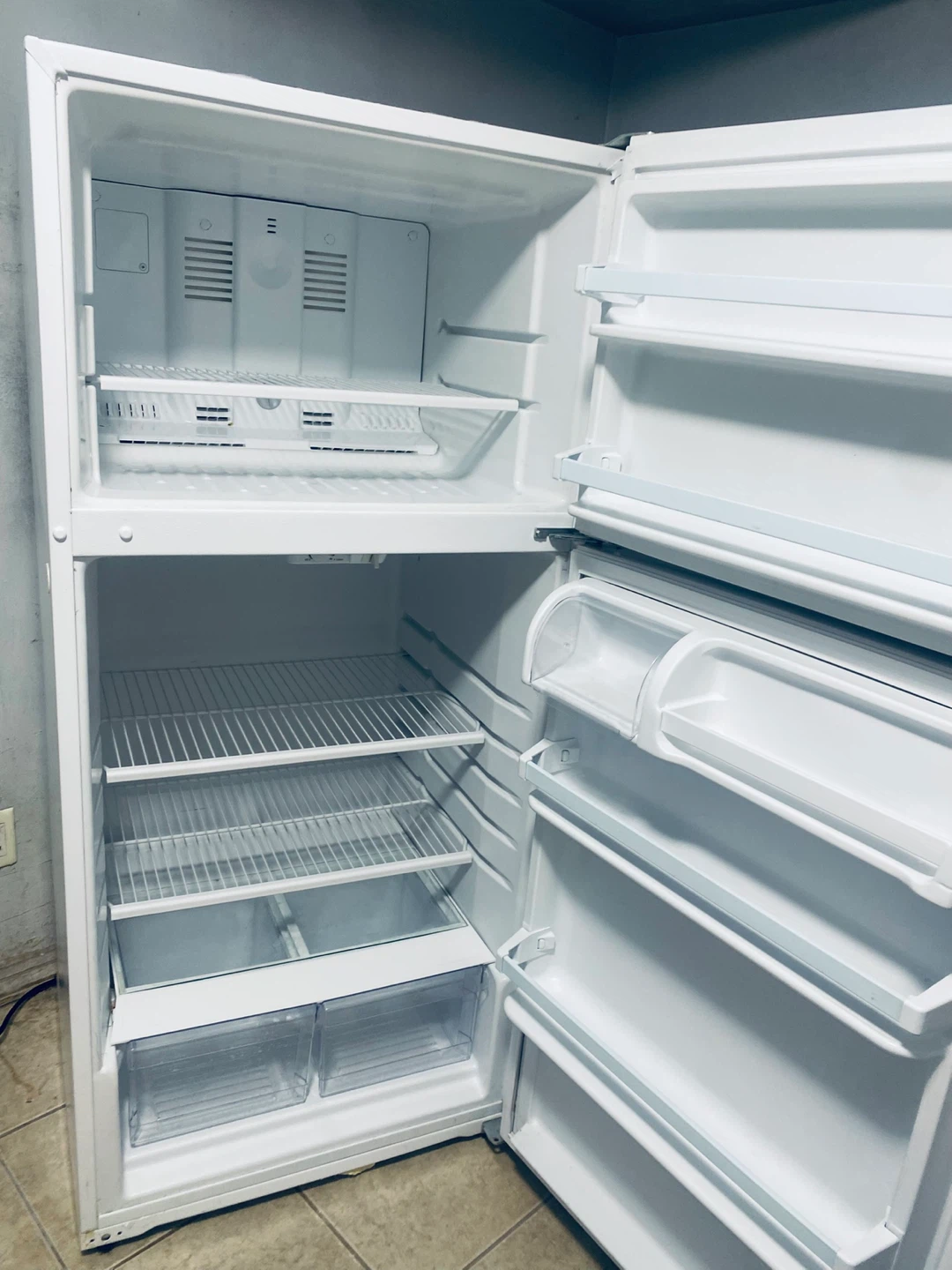 Whirlpool White Top Freezer Refrigerator - photo 3