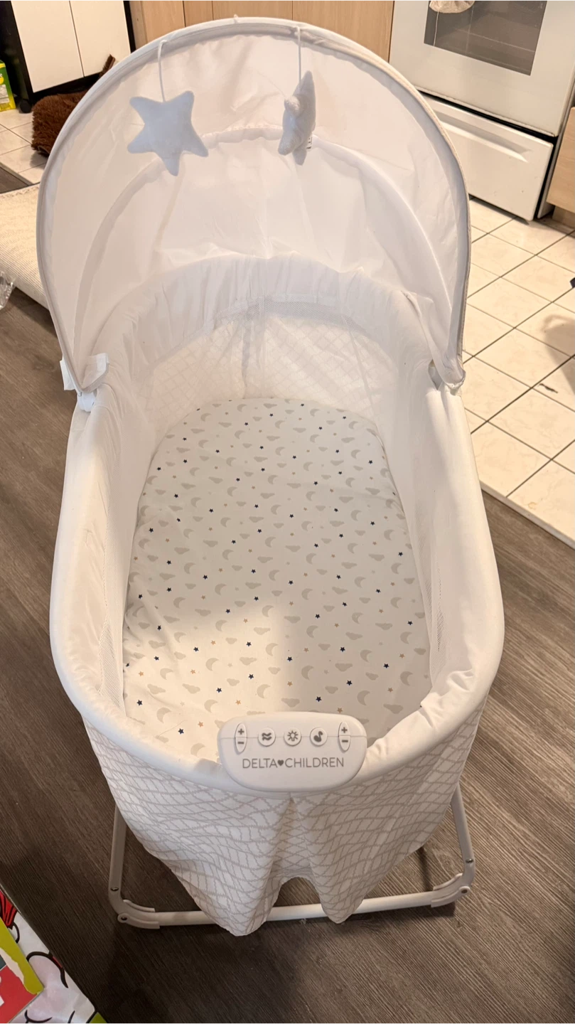 Delta Children Bassinet - photo 2