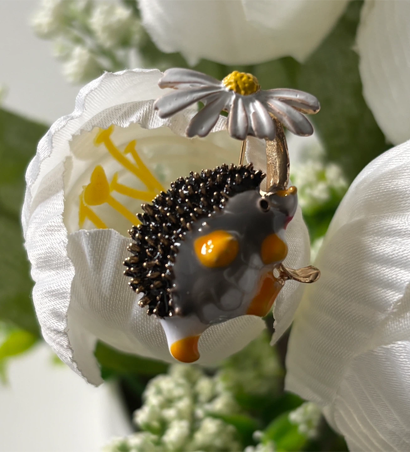 Cute Enamel Hedgehog with Daisy Pin Brooch!