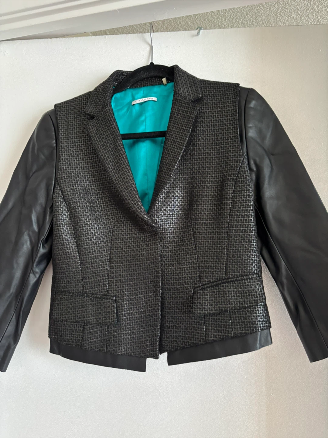 Black blazer with faux sleeves by Tahary