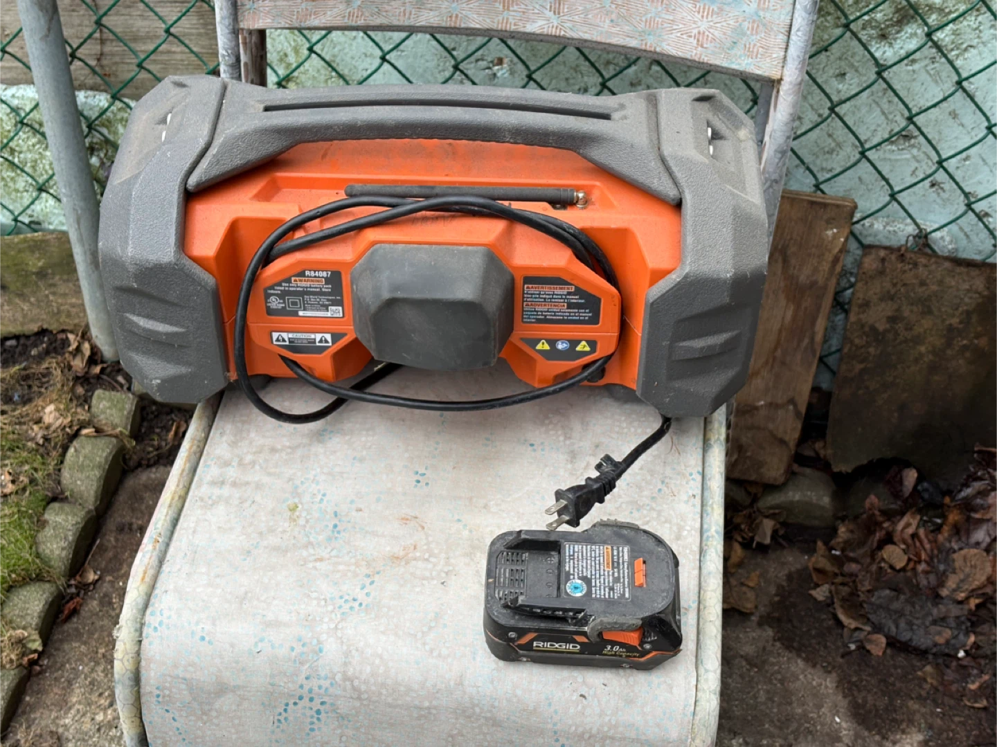 RIDGID 18V Jobsite Radio and Charger with Battery - photo 3