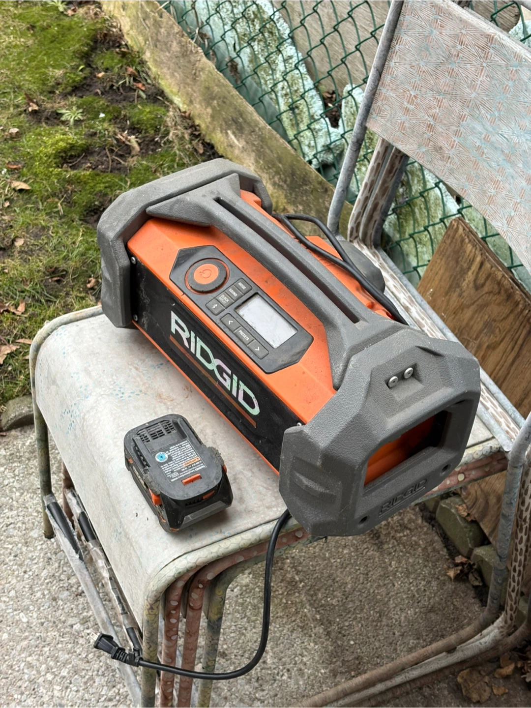 RIDGID 18V Jobsite Radio and Charger with Battery