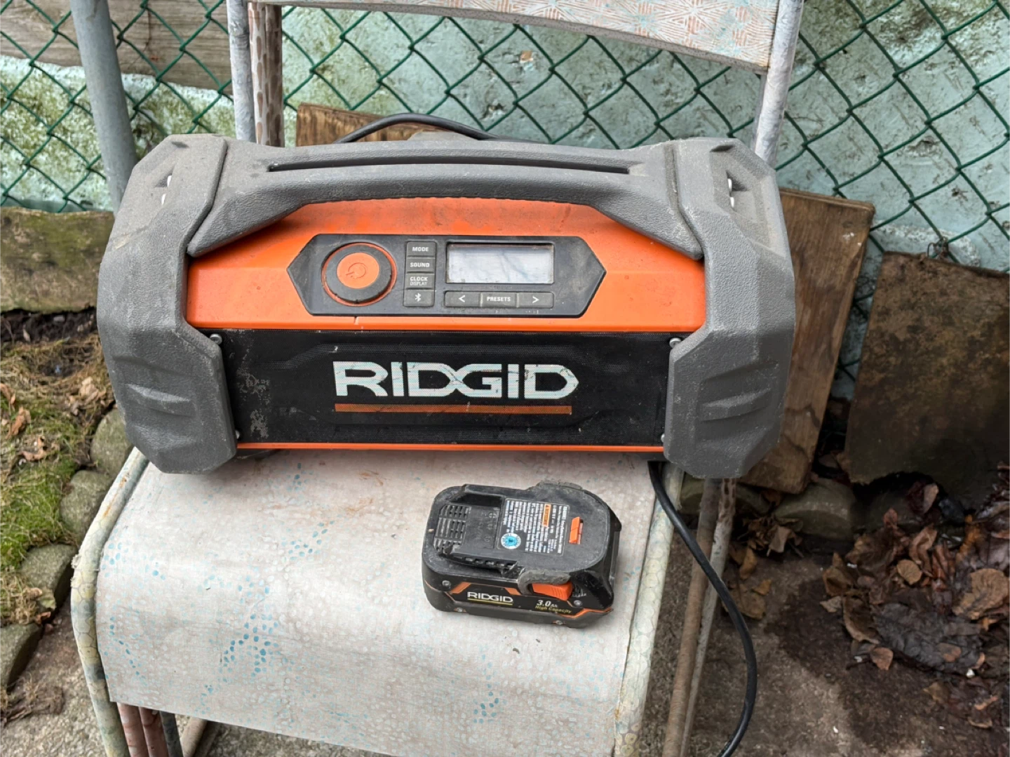 RIDGID 18V Jobsite Radio and Charger with Battery - photo 2