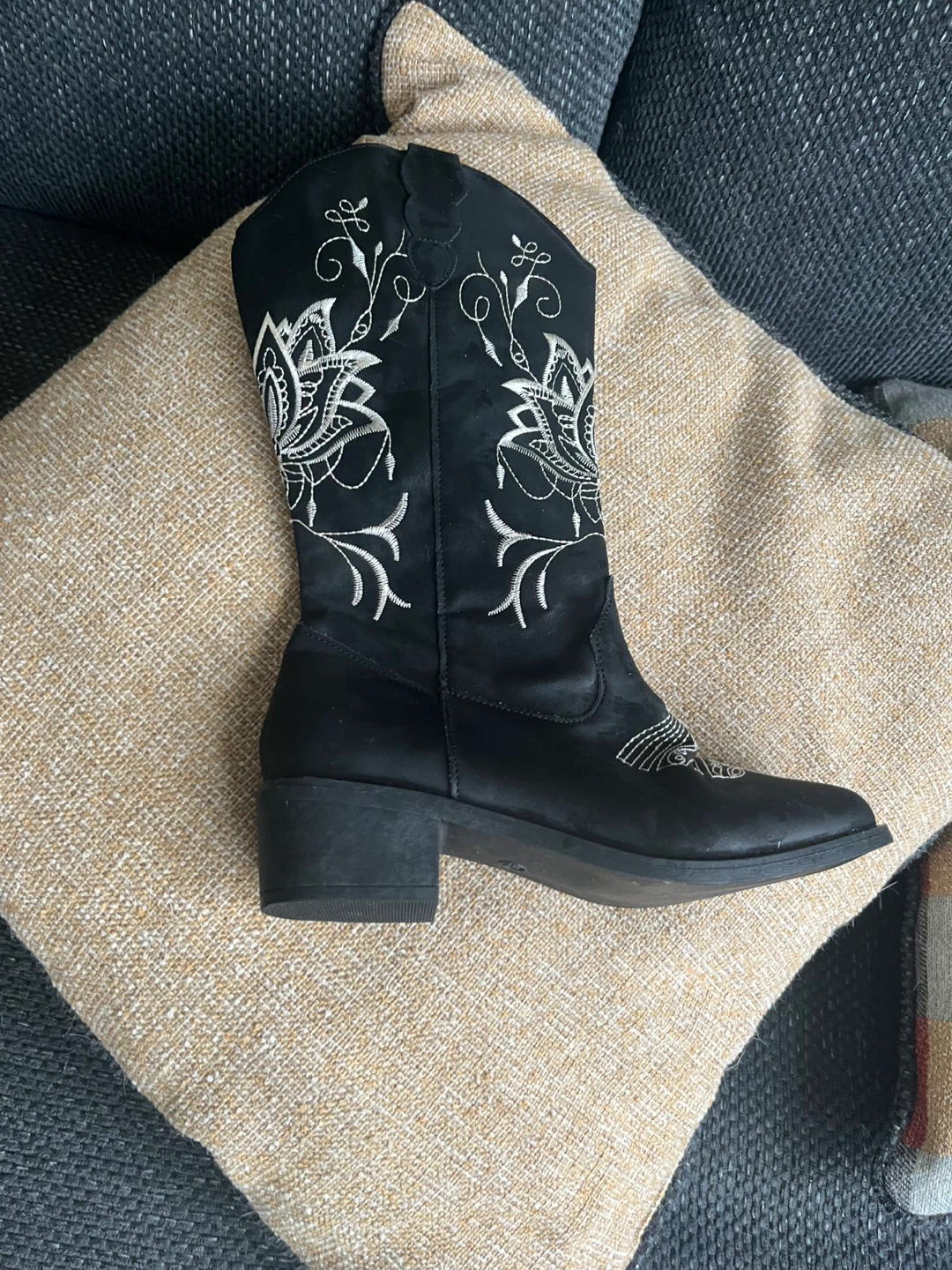 Black Western Cowboy Boots with White Embroidery