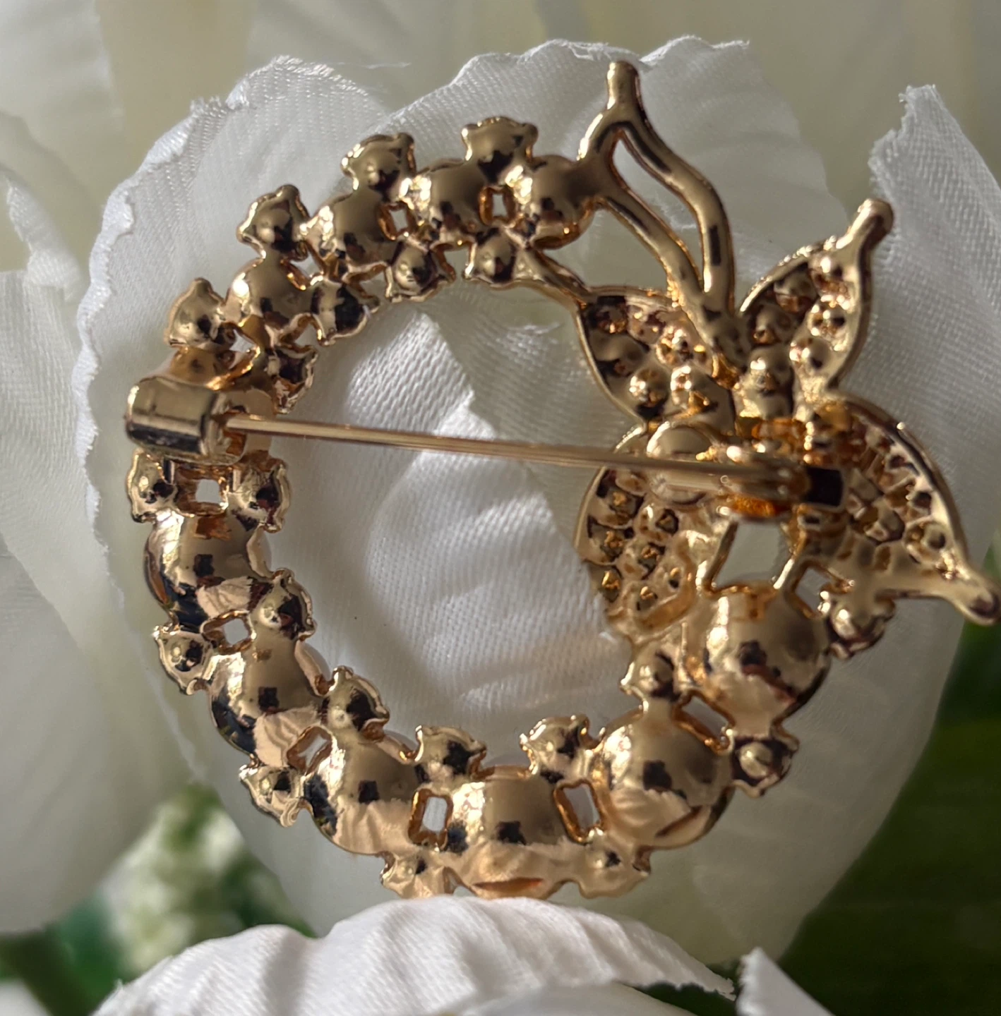 Gorgeous Gold tone butterfly and pearl wreath brooch - photo 2