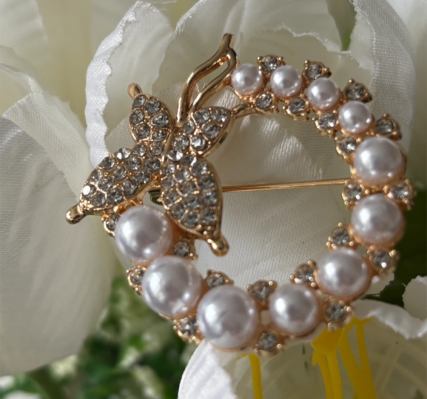 Gorgeous Gold tone butterfly and pearl wreath brooch
