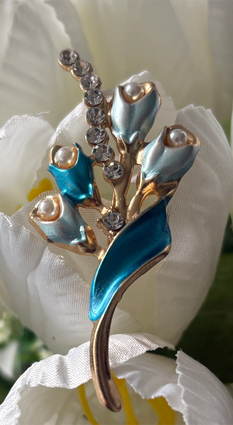 Beautiful Flower Brooch with Faux Pearls and Rhinestones