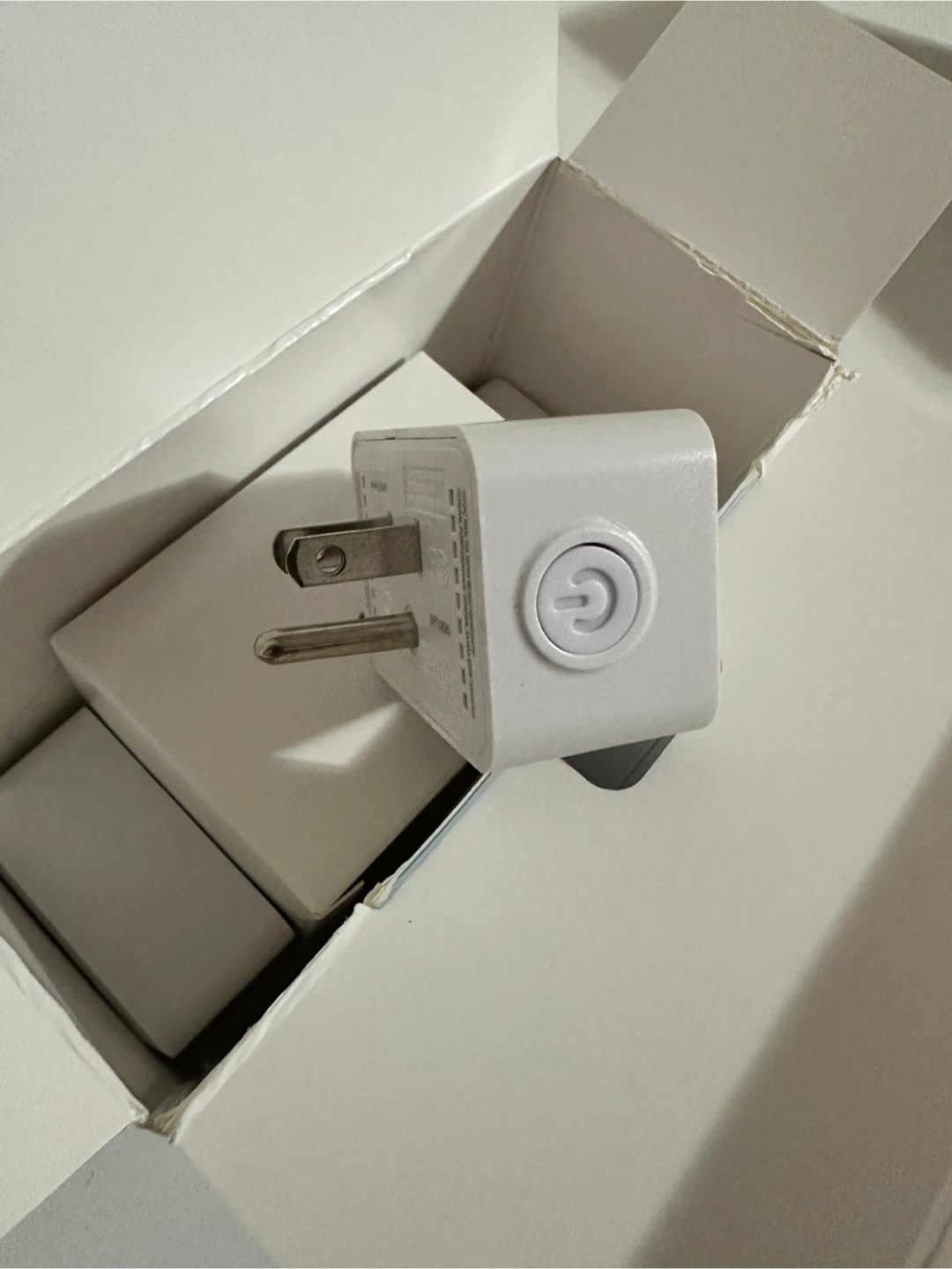 Globe Smart Plug and Smart Bulb Bundle - photo 3