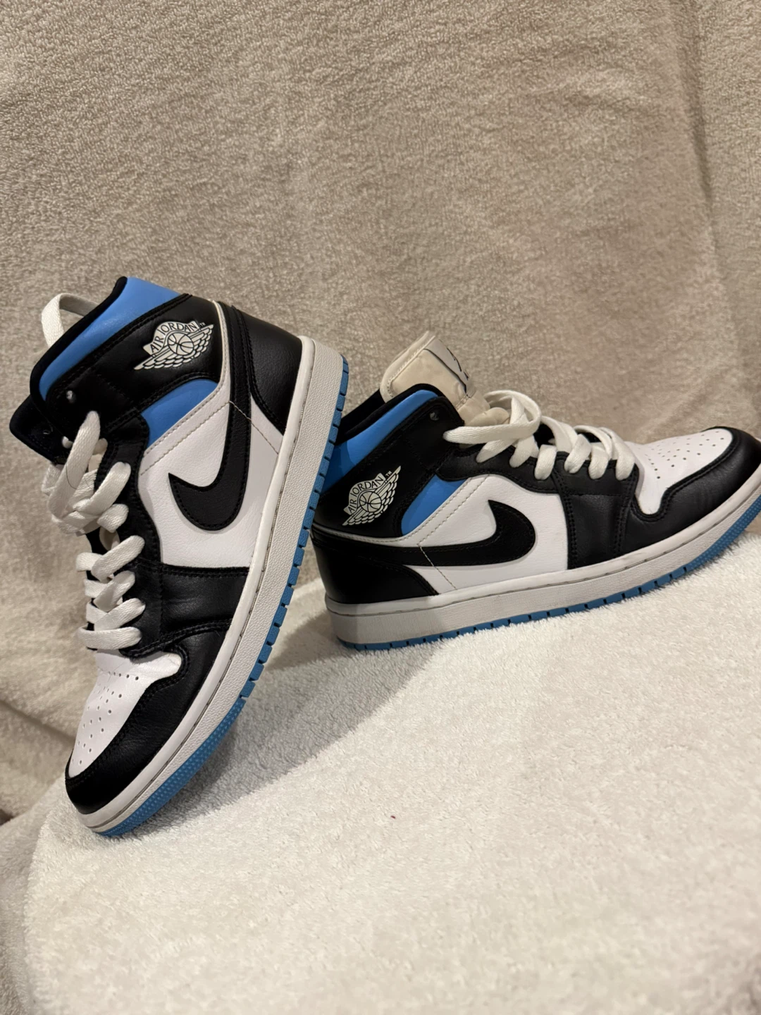 Air Jordan 1 Mid SE "University Blue" - photo 4