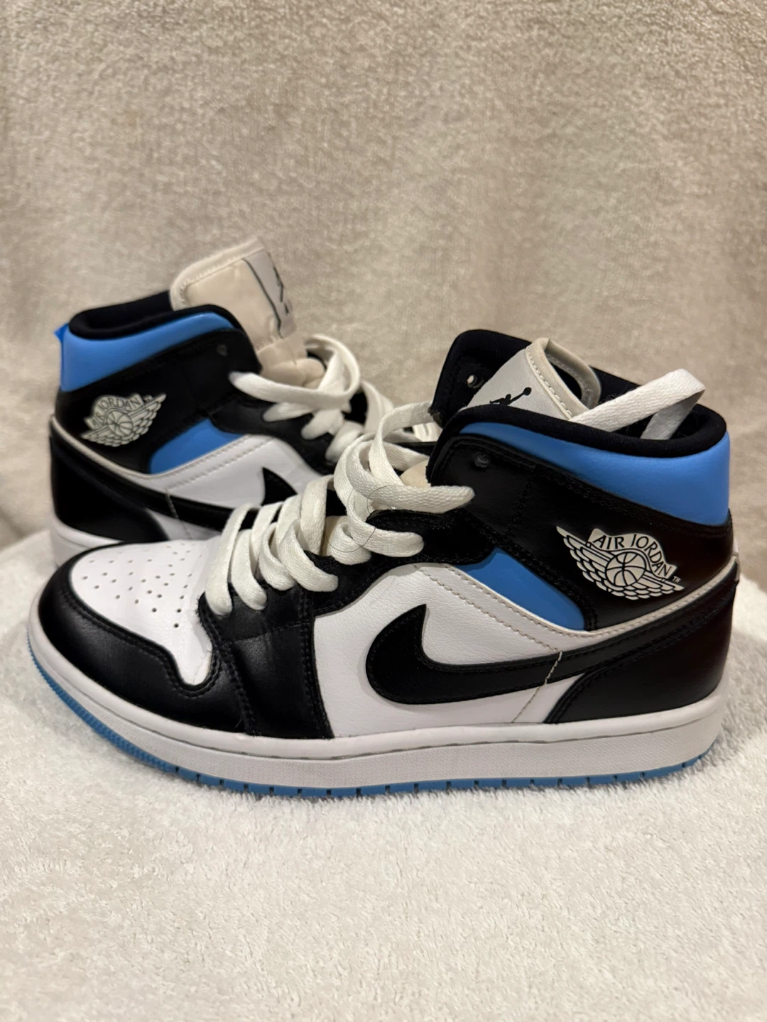 Air Jordan 1 Mid SE "University Blue" - photo 3