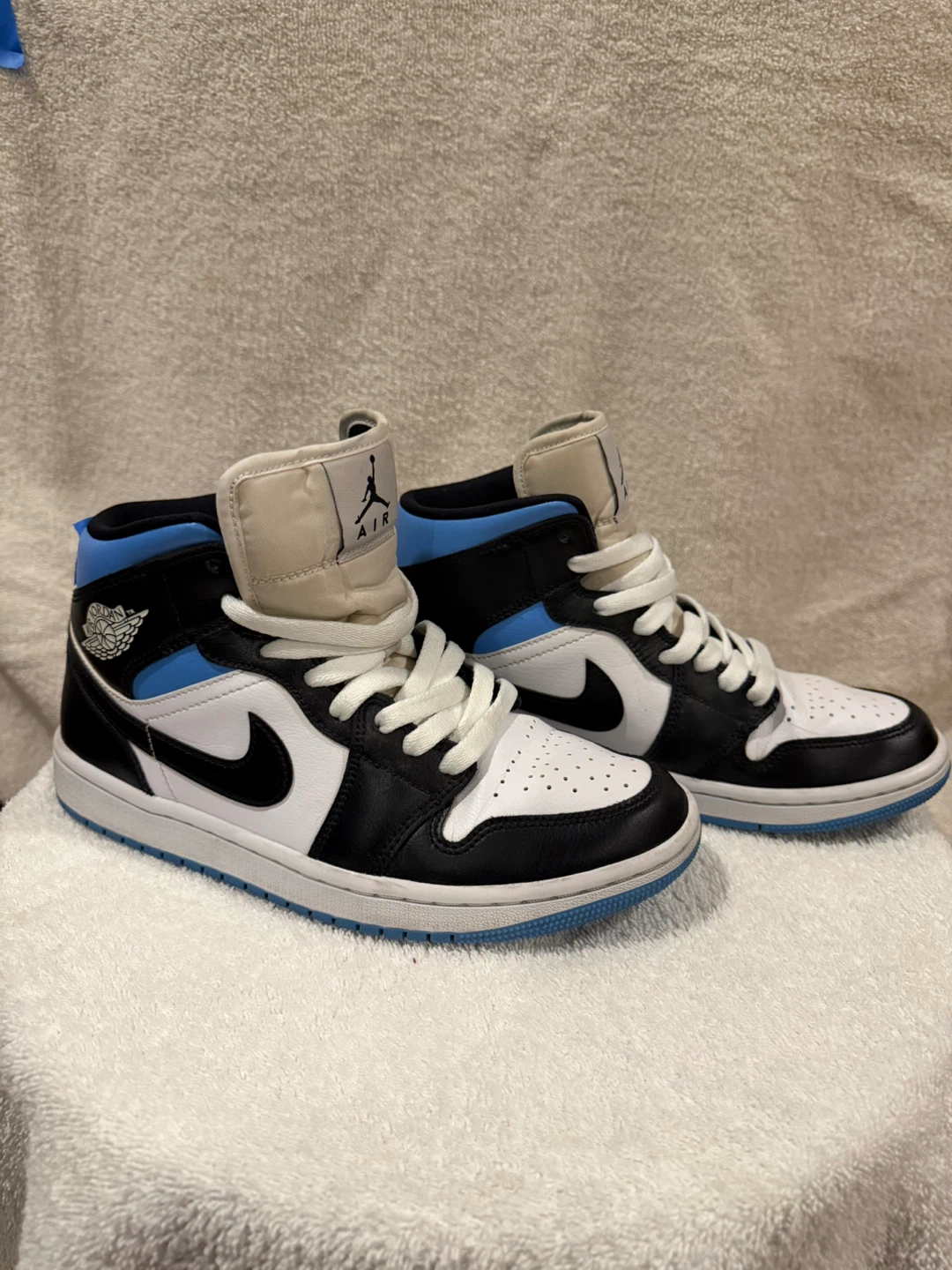 Air Jordan 1 Mid SE "University Blue" - photo 2
