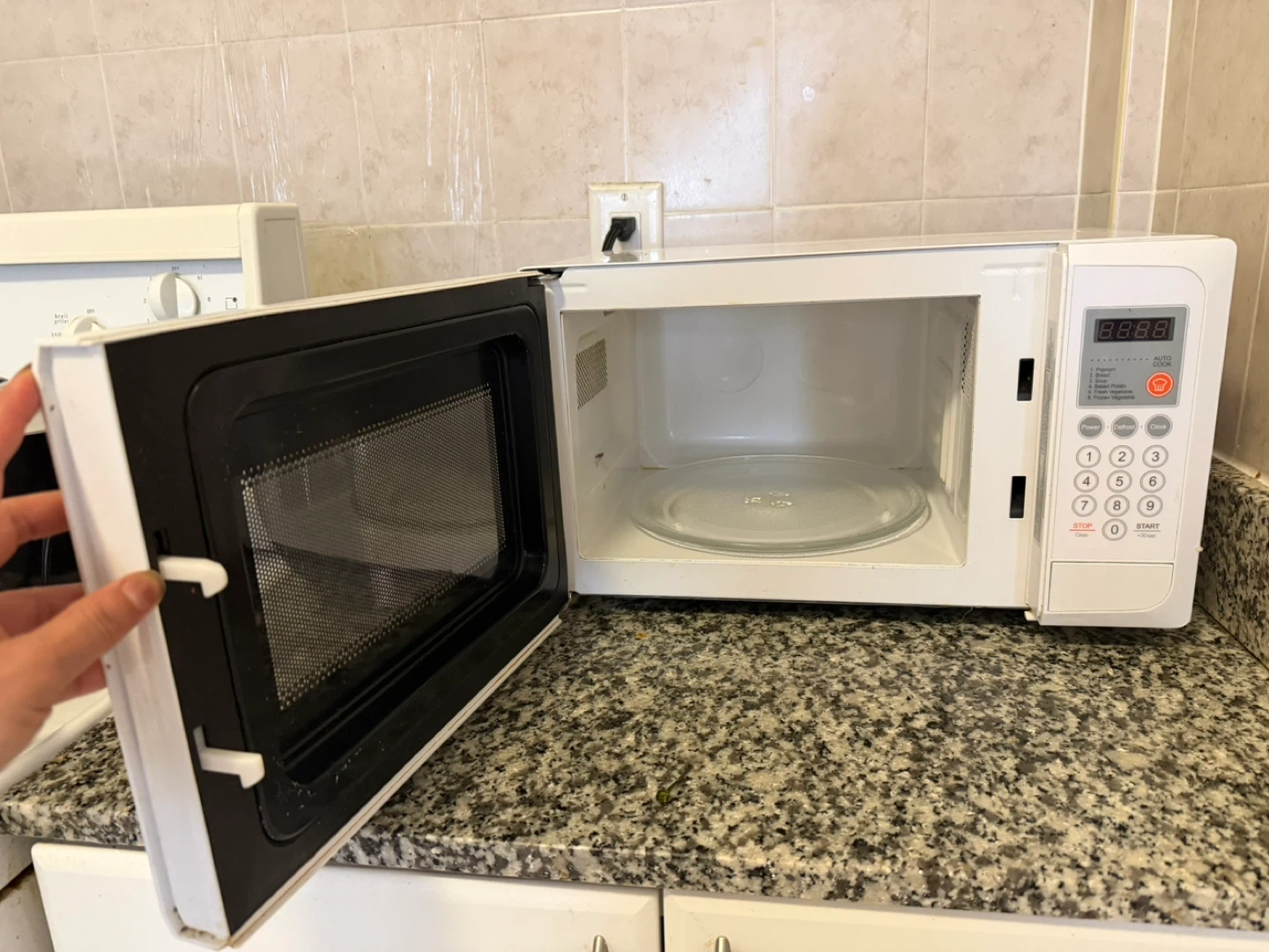 Magic Chef White Microwave - photo 3