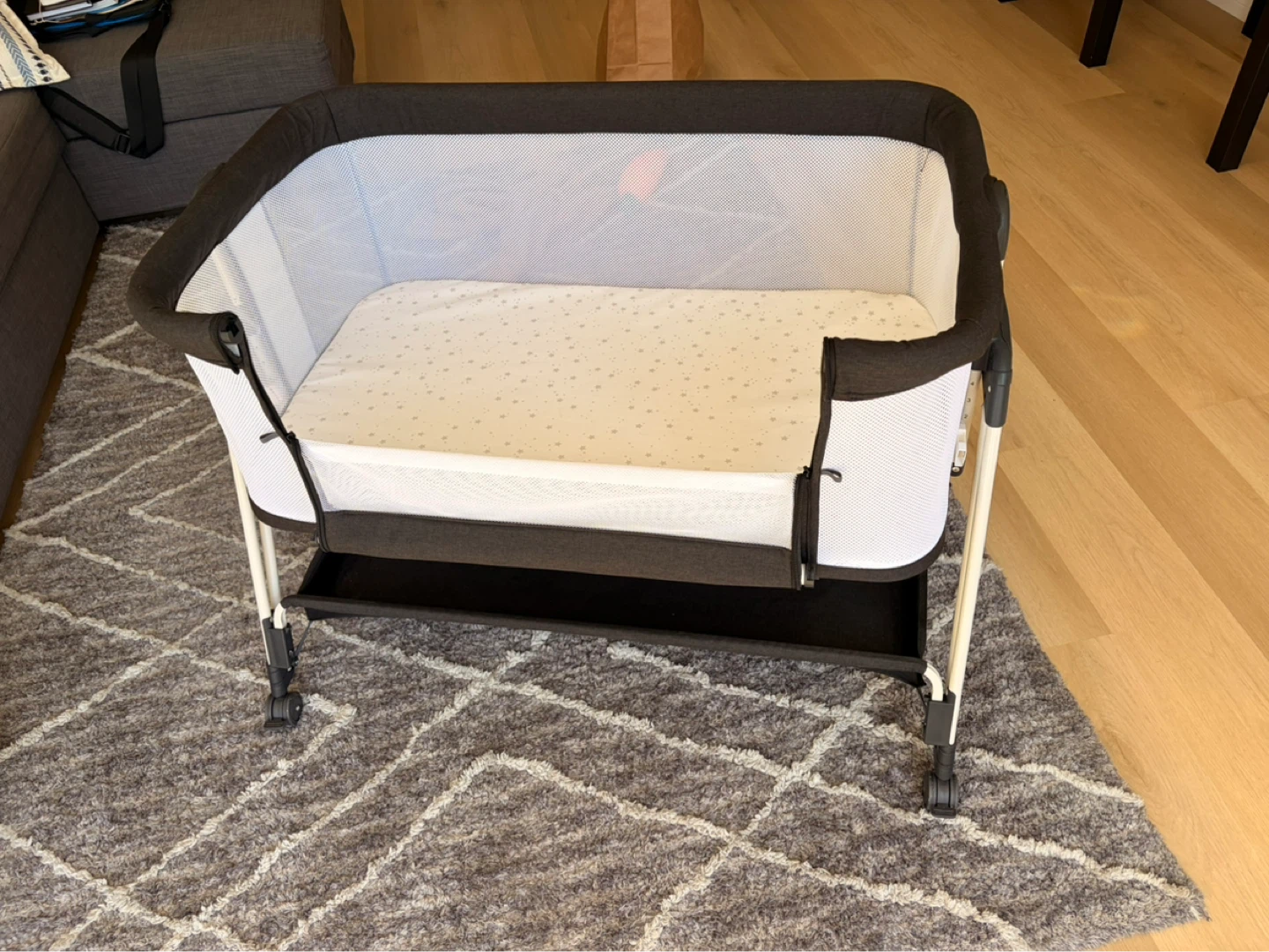 Portable Bassinet with Storage Shelf