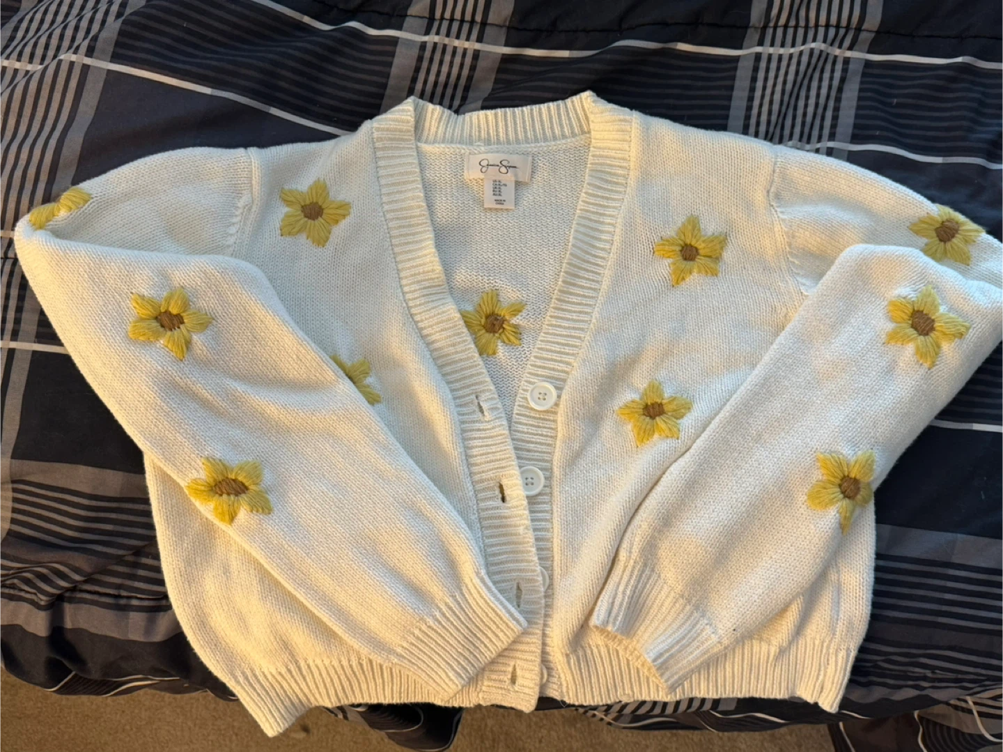 White Cardigan w/ Flower Embroidery