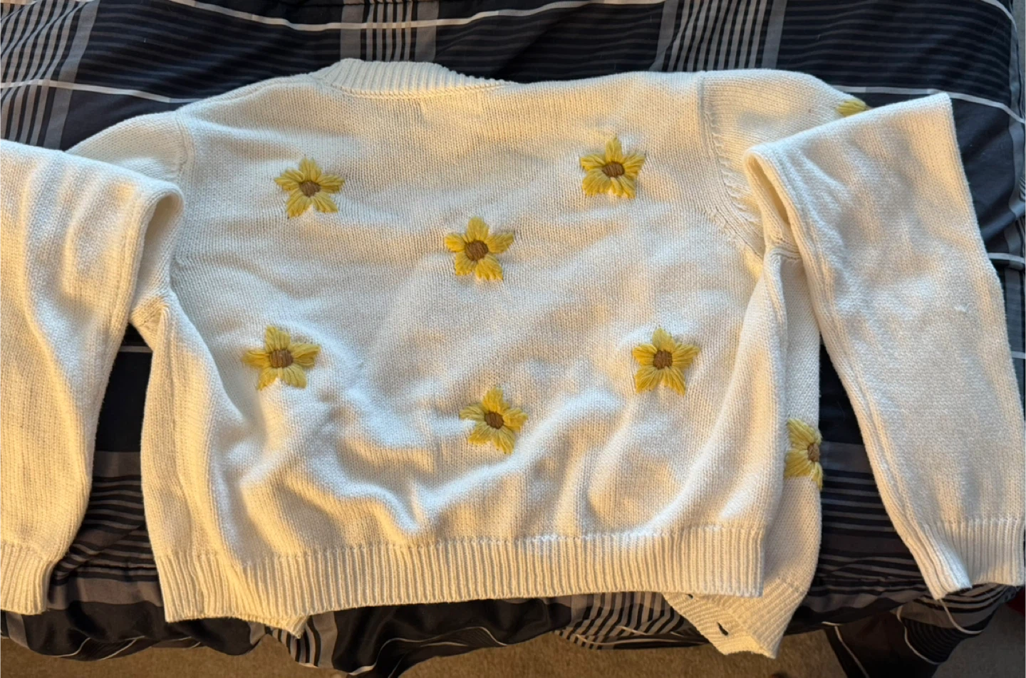 White Cardigan w/ Flower Embroidery - photo 3