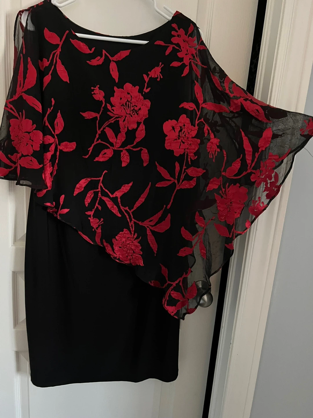Black and Red Floral Cape Dress (new Condition) - photo 5
