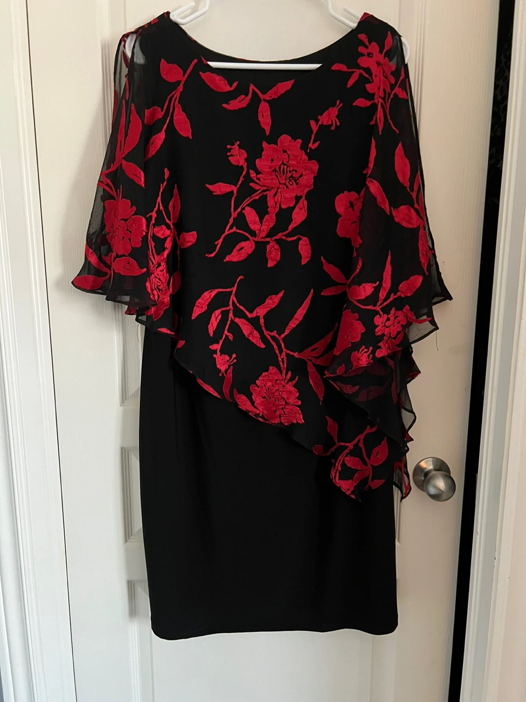Black and Red Floral Cape Dress (new Condition) - photo 3