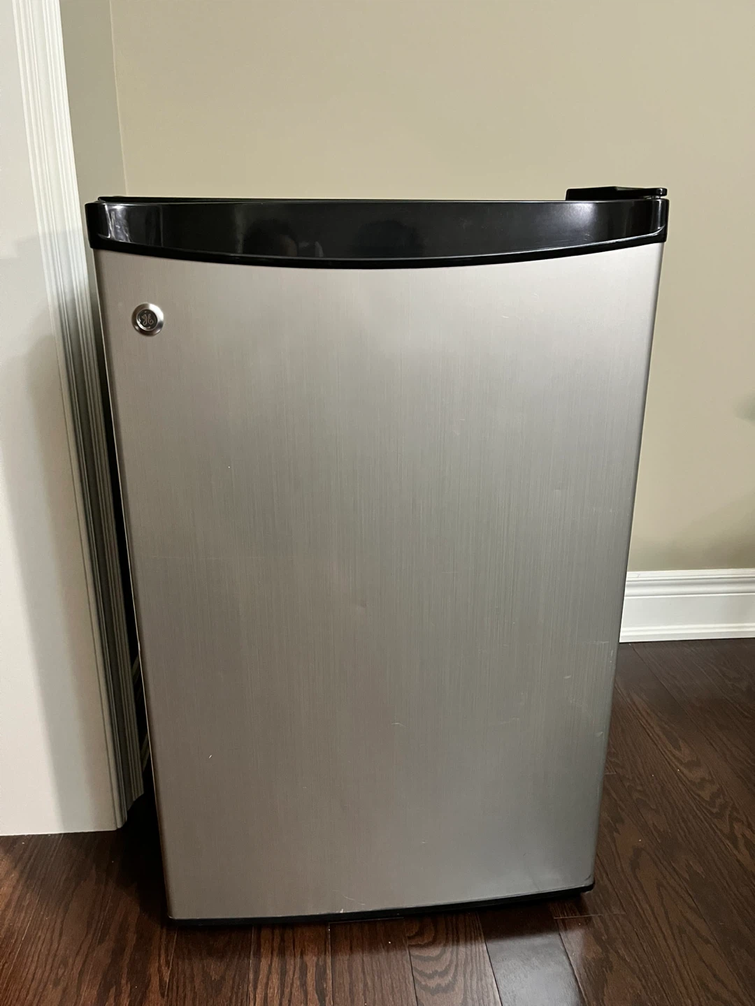 GE mini fridge. 4.3 cu. ft.