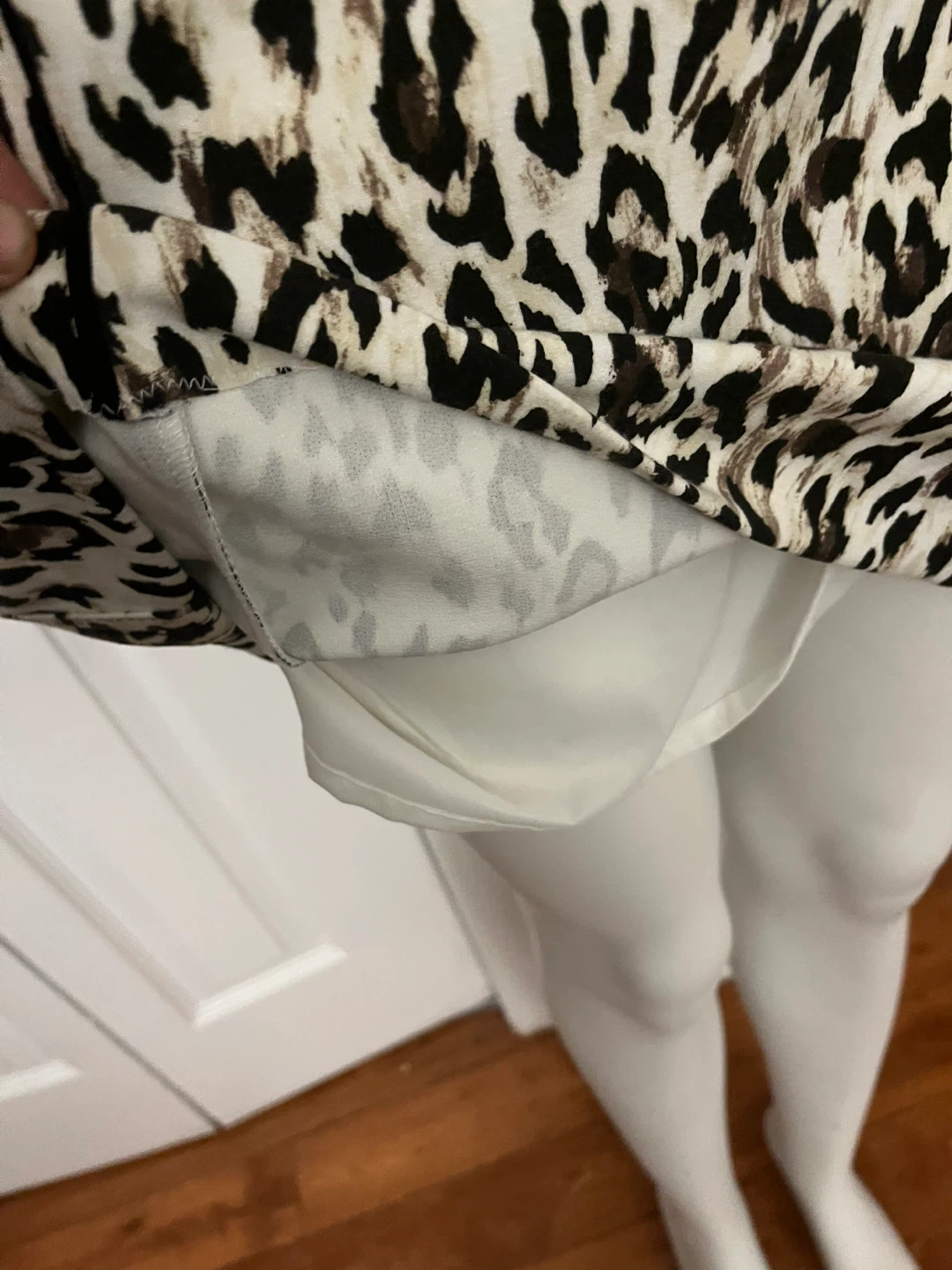 White House Black Market leopard print mini skirt. Size 8. - photo 3