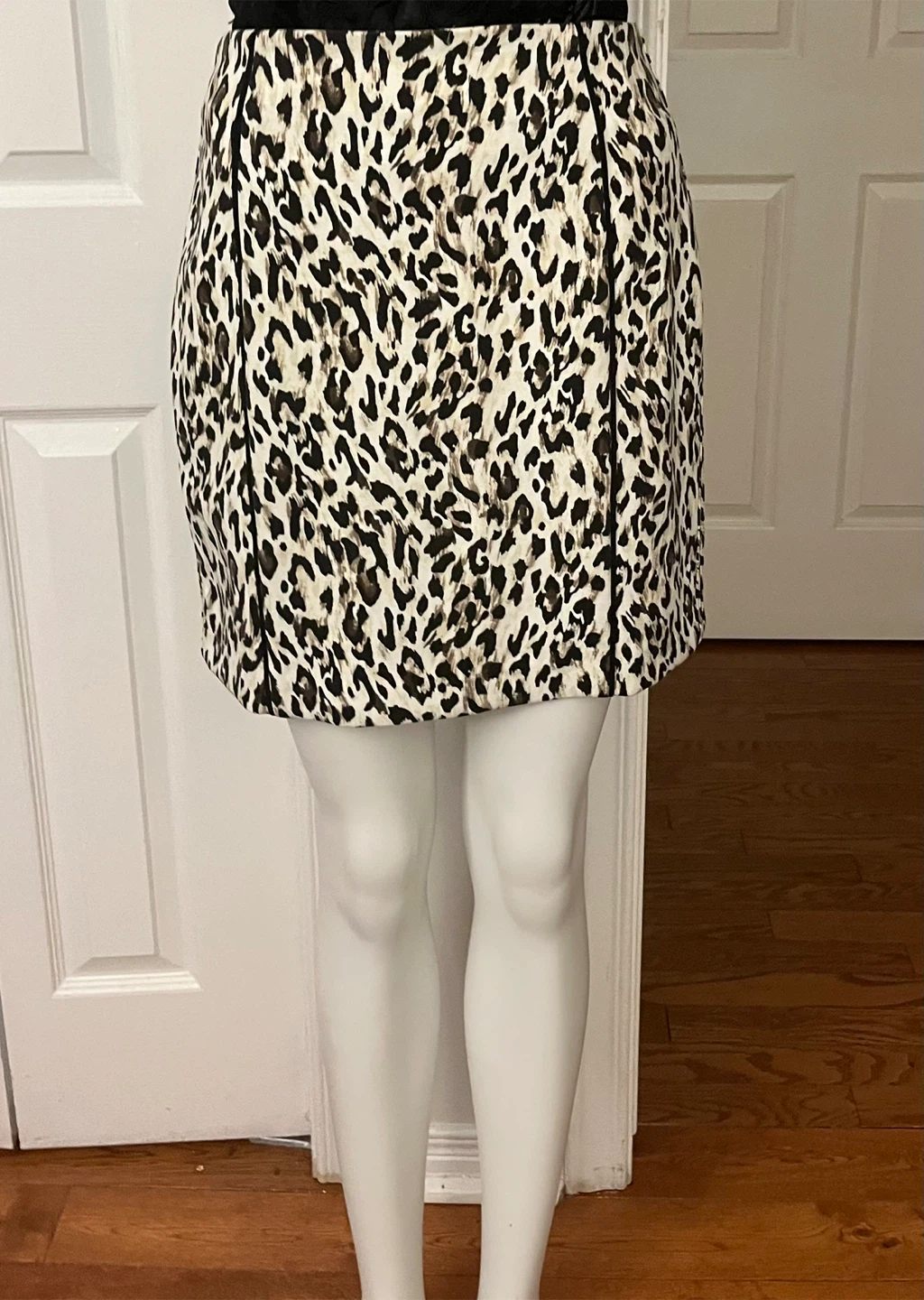White House Black Market leopard print mini skirt. Size 8.