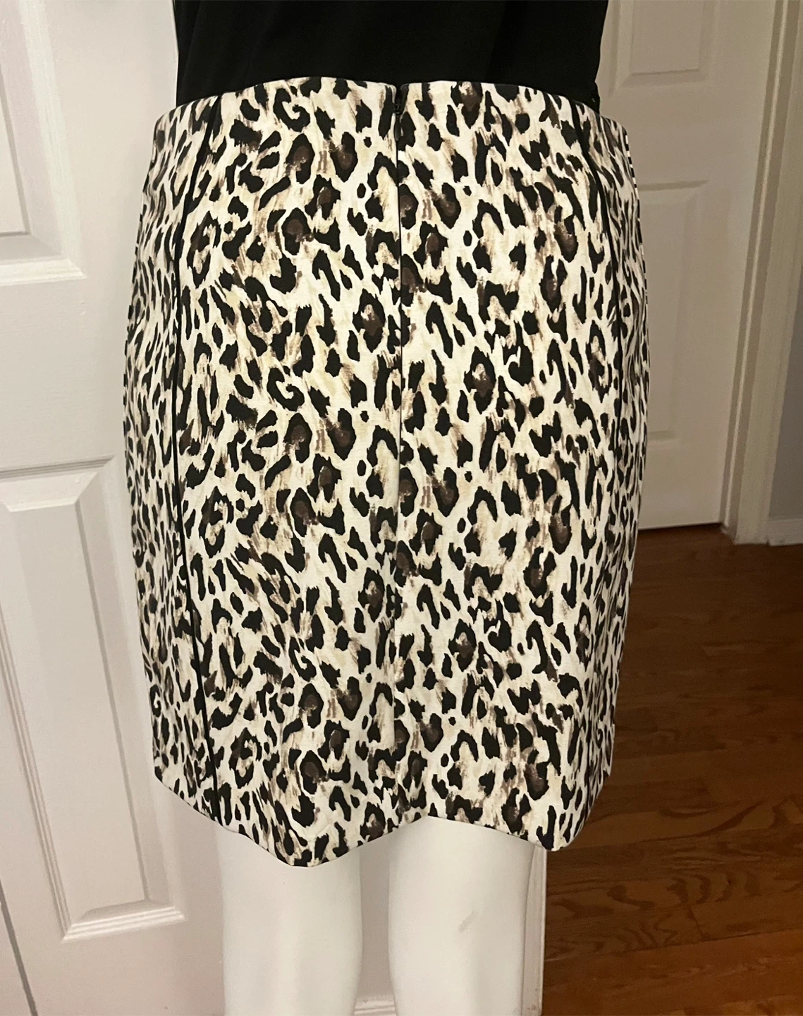 White House Black Market leopard print mini skirt. Size 8. - photo 2