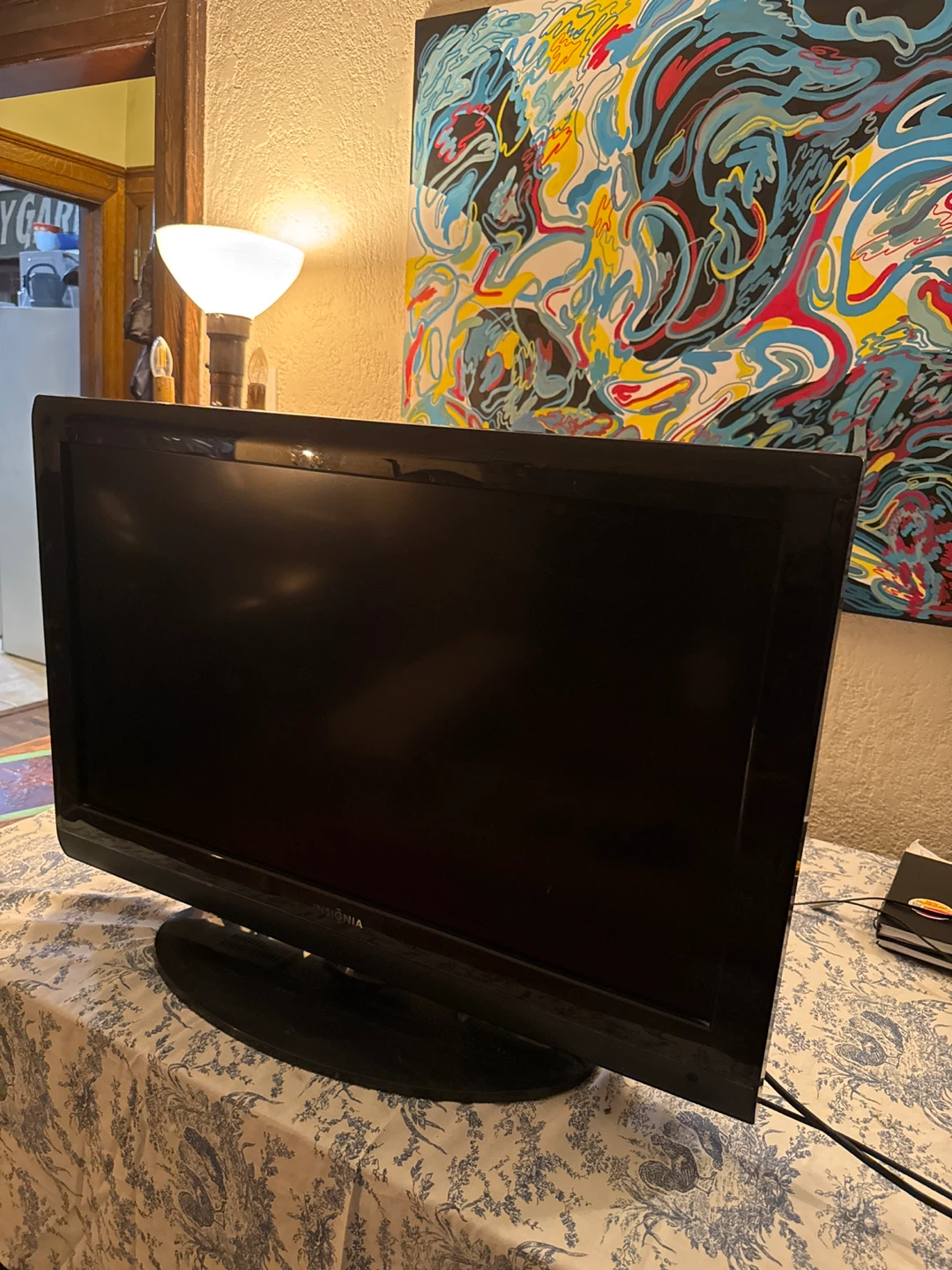Insignia 32" Flat Screen TV - photo 2