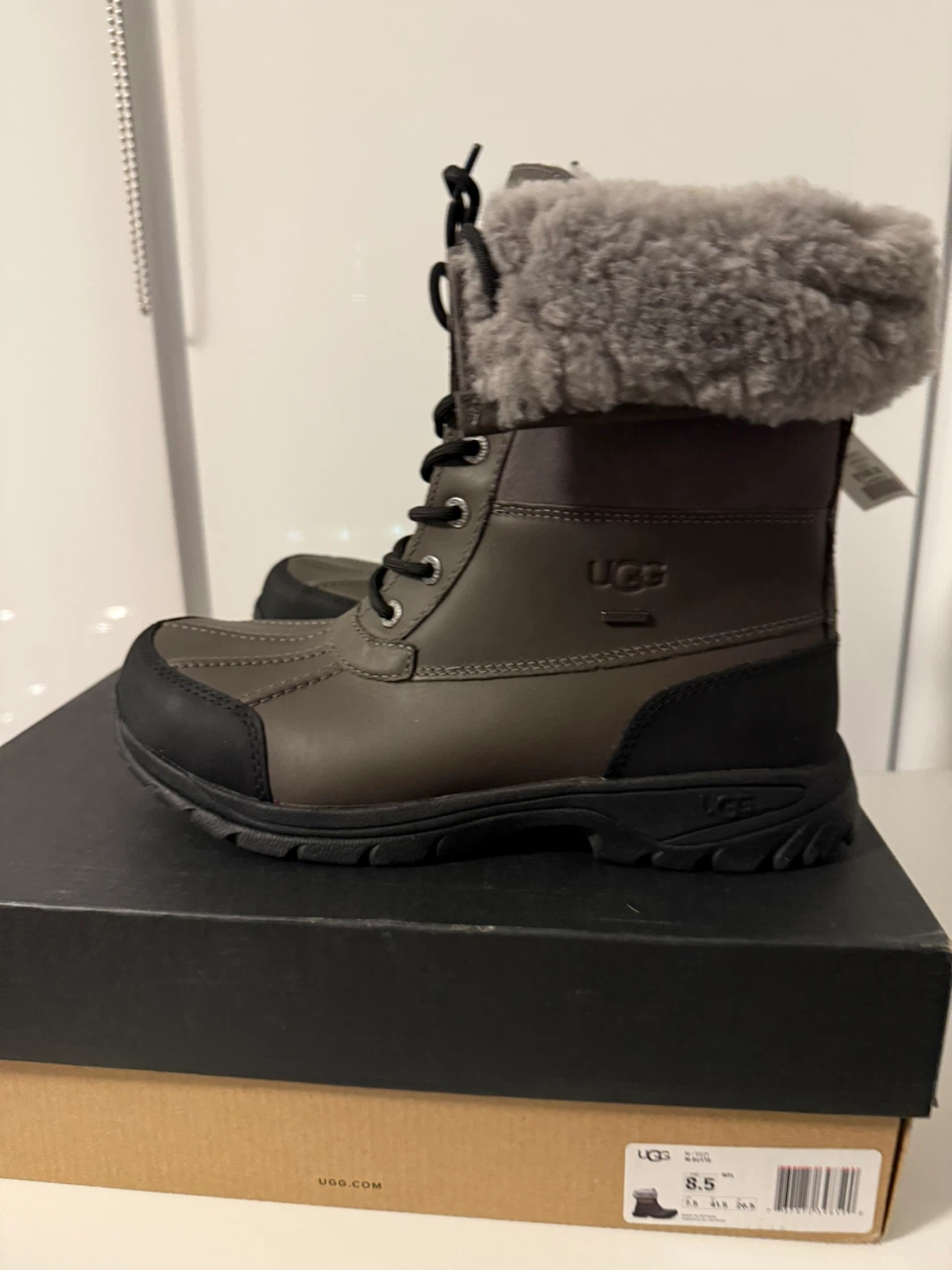 UGG Women's Waterproof Boots Size 8.5 or size 8 - photo 3
