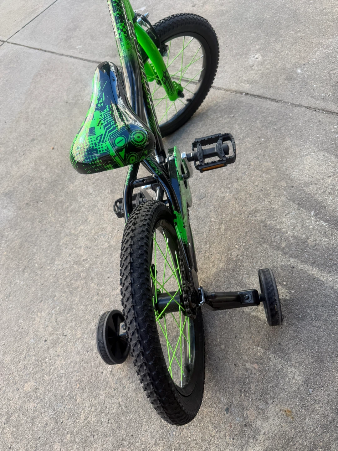 Schwinn 16" Kids Bike with Training Wheels - Green - photo 5