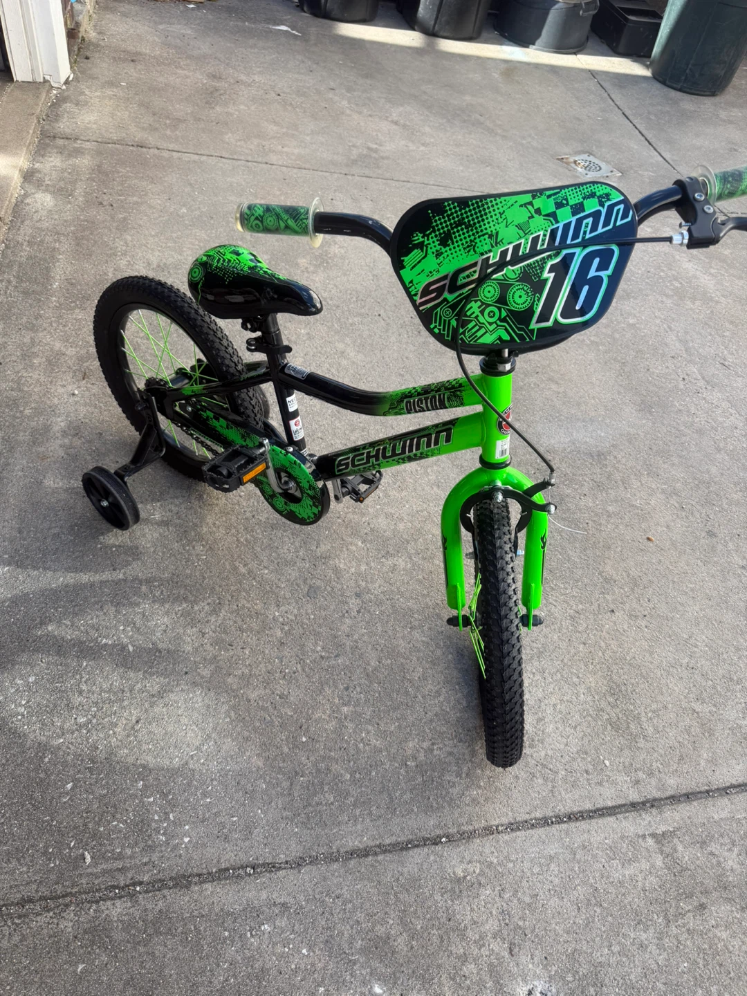 Schwinn 16" Kids Bike with Training Wheels - Green