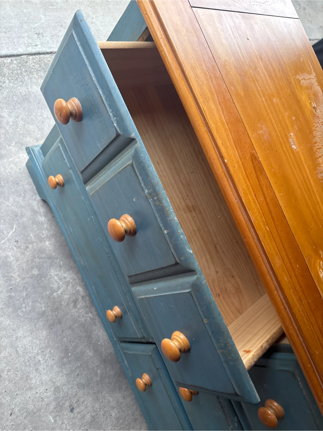 Wood dresser as seen in pictures needs a cleaning - photo 2