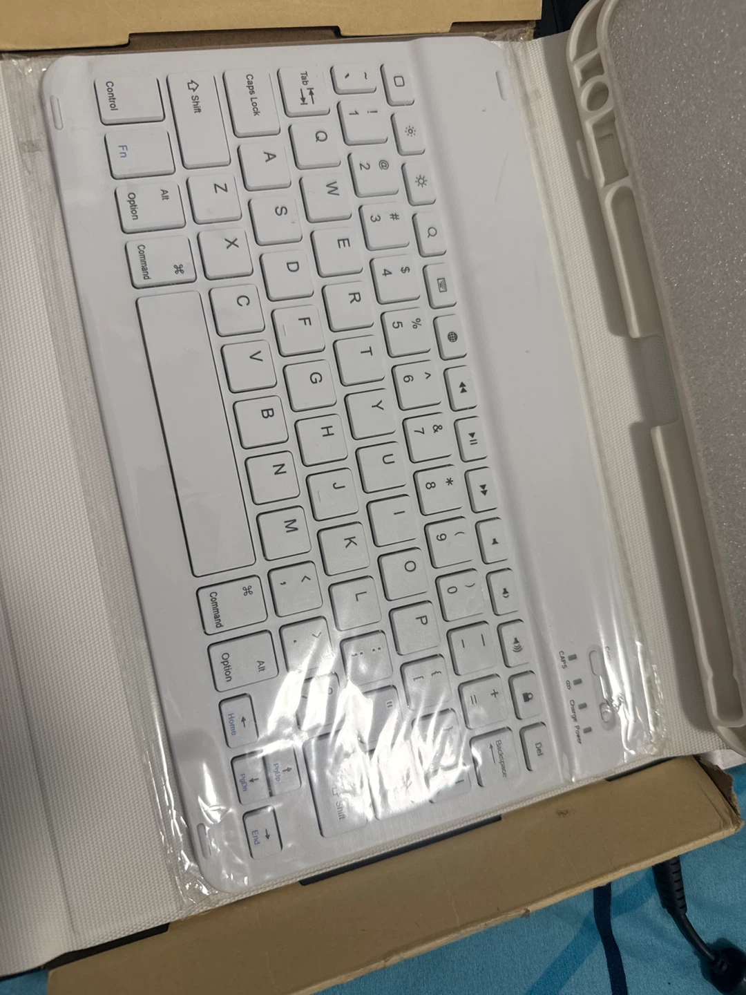 White Wireless Keyboard with Case - photo 2