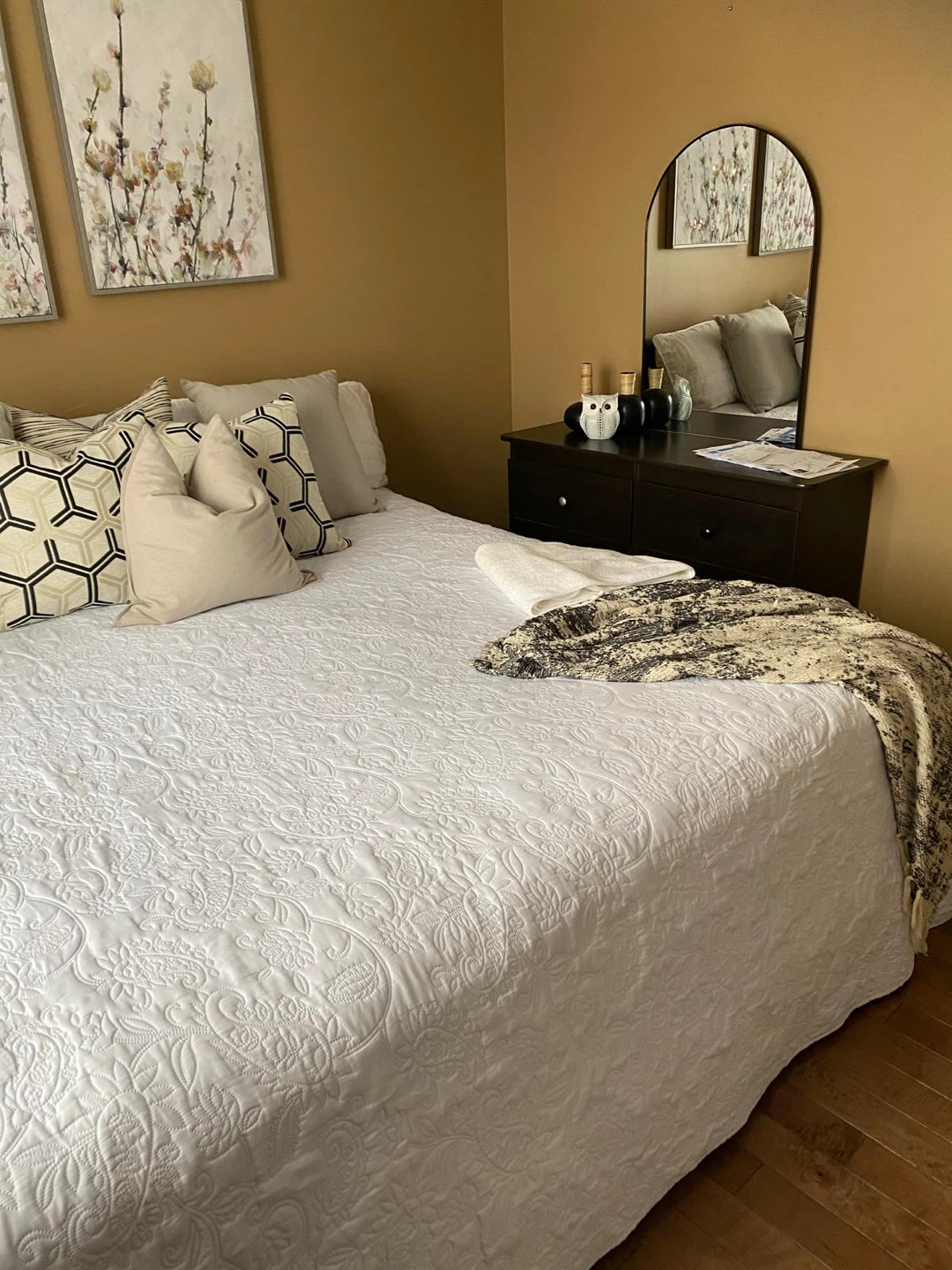 King bed set with dresser and mirror
