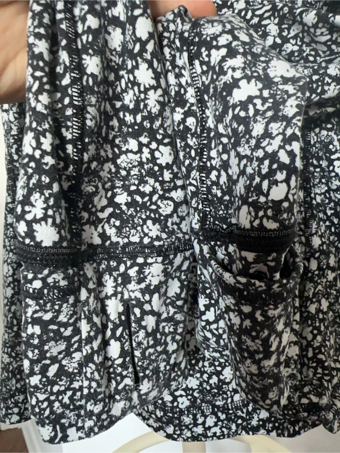 Lululemon Long Sleeve Athletic Top Size 8 Black Floral - photo 3