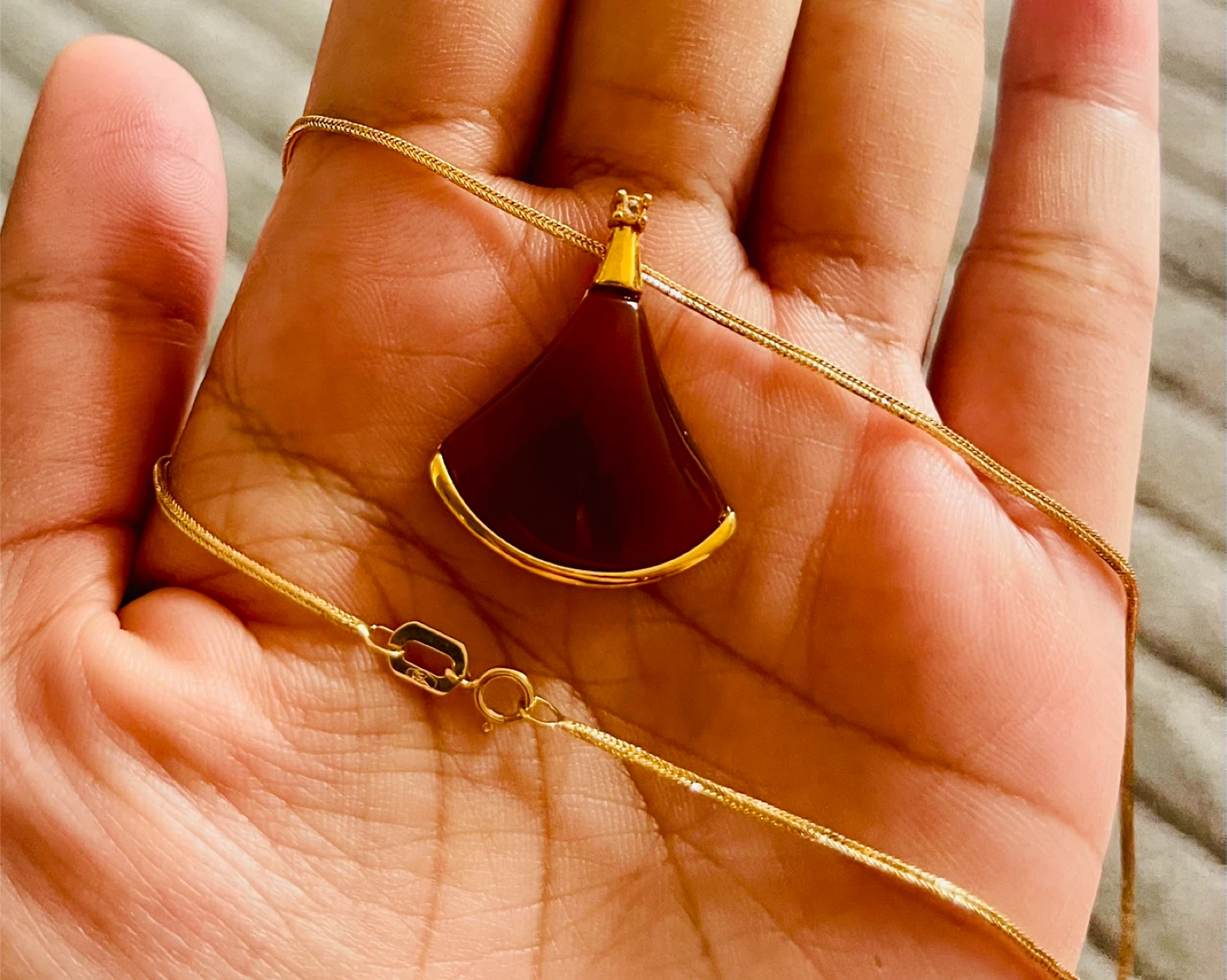 18K Gold Pendant Necklace with  carnelian Red Stone