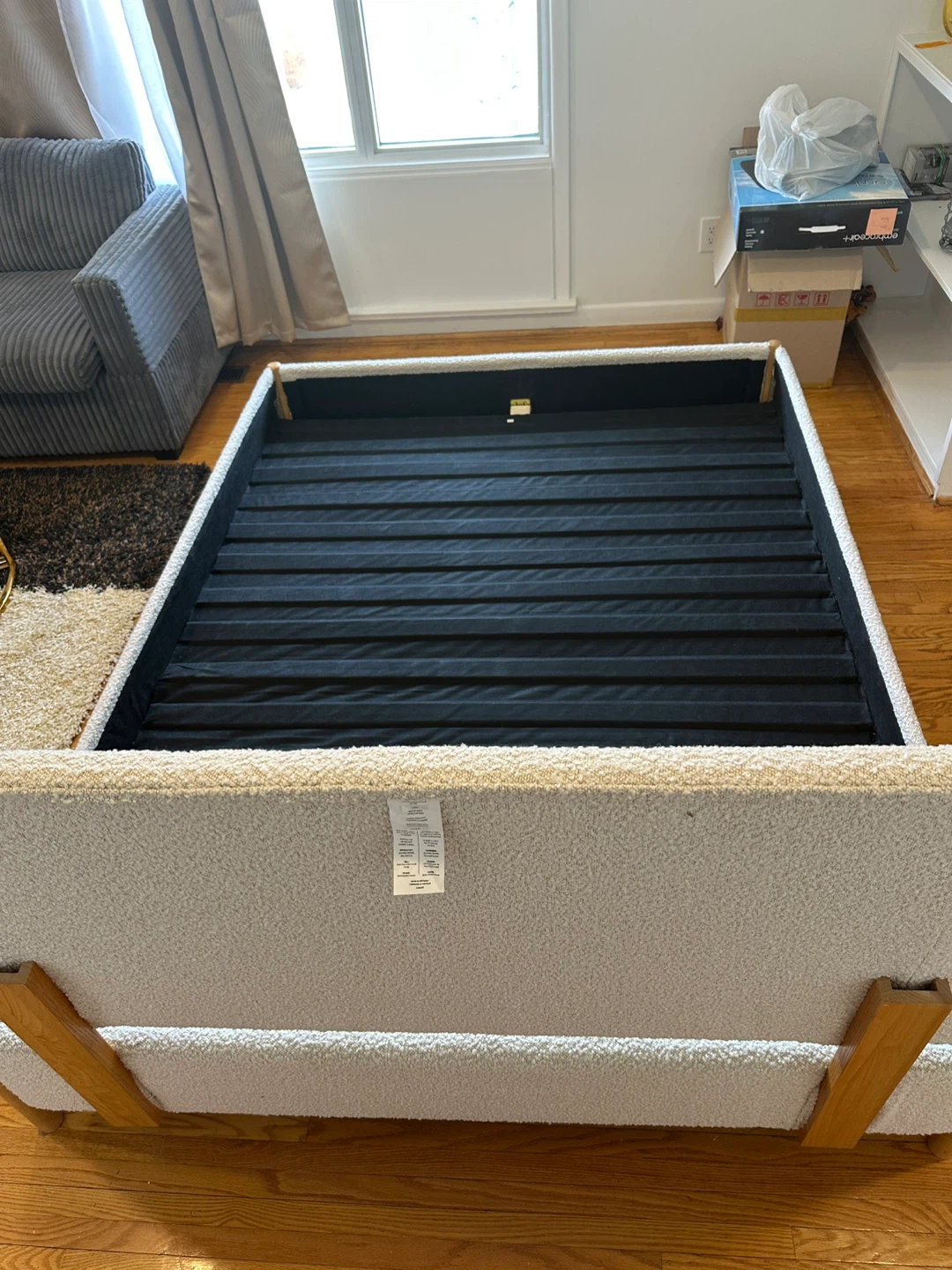 Queen size bed frame - photo 3