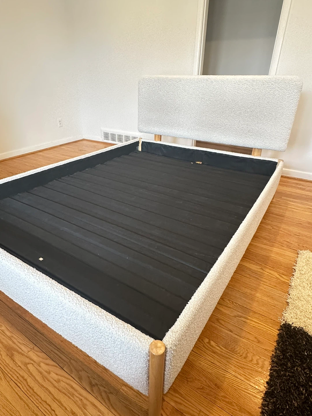Queen size bed frame - photo 2