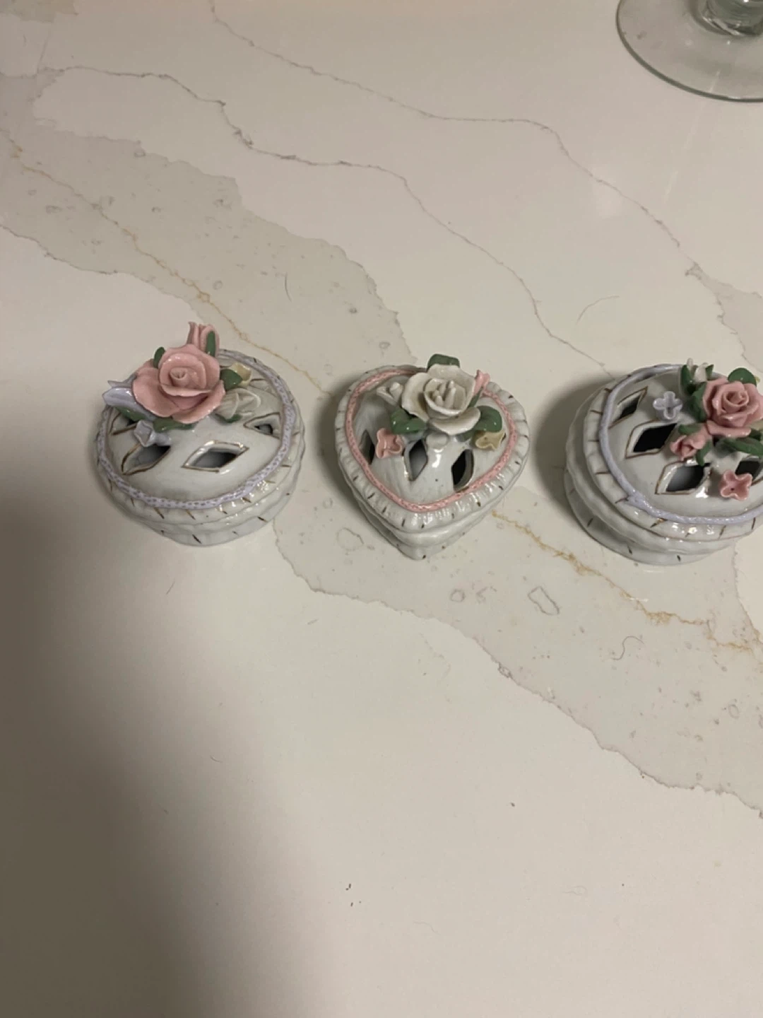 Set of 3 Ceramic Trinket Boxes - Heart and Round Floral Design - photo 5