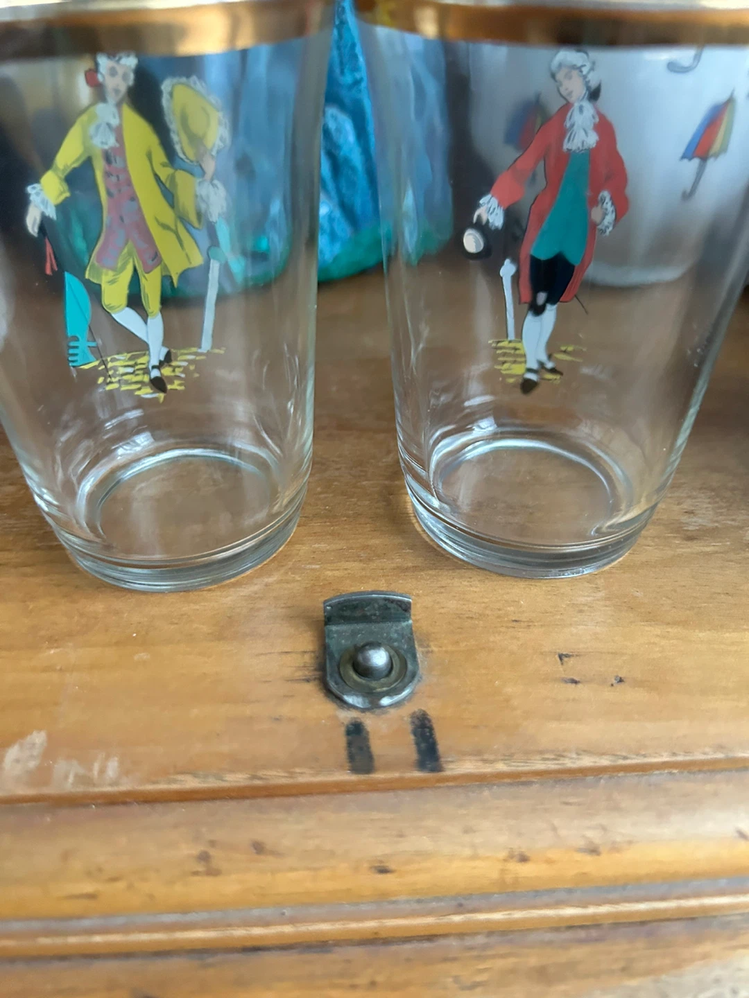 Set of 2 Vintage Shot Glasses with Colonial Figures - photo 2