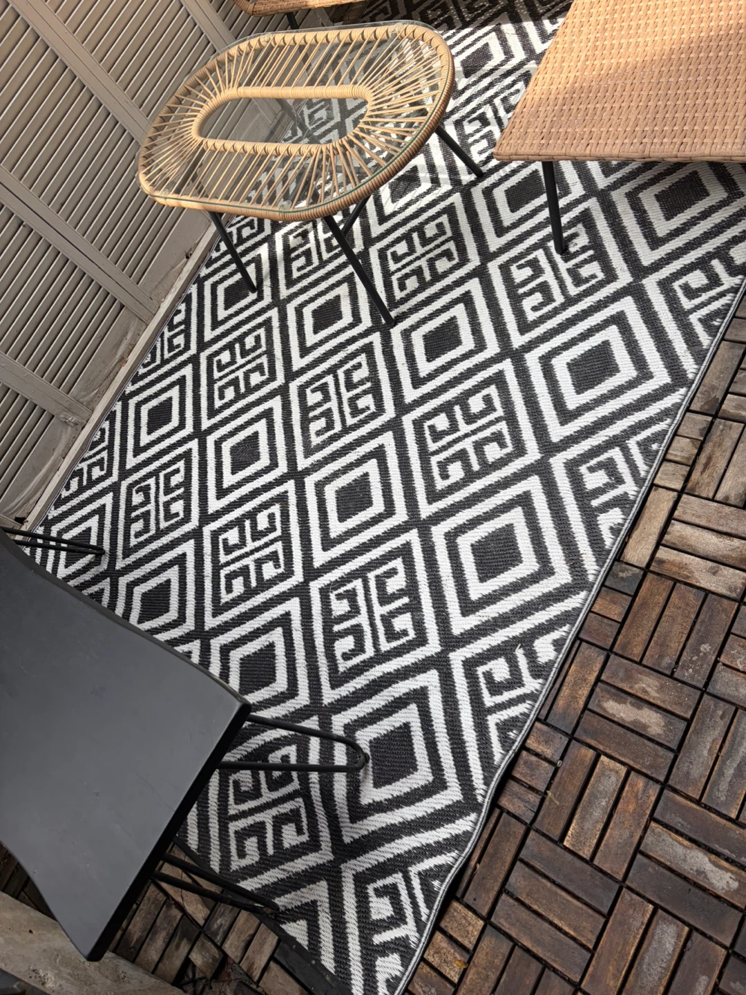 Outdoor Geometric Pattern Rug - Black and White