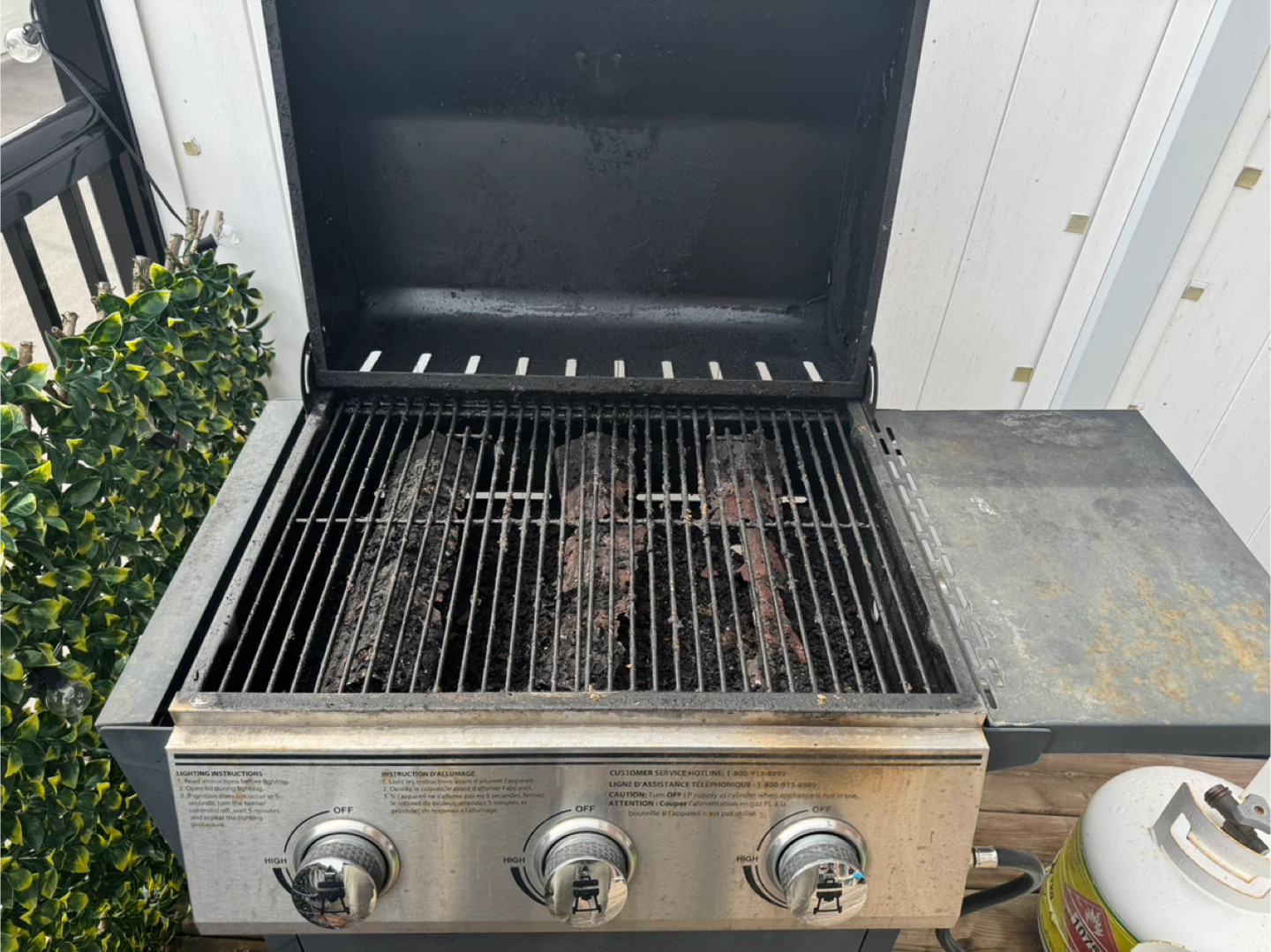 🥕 Black 3-Burner Propane BBQ Grill (as-is) - photo 2