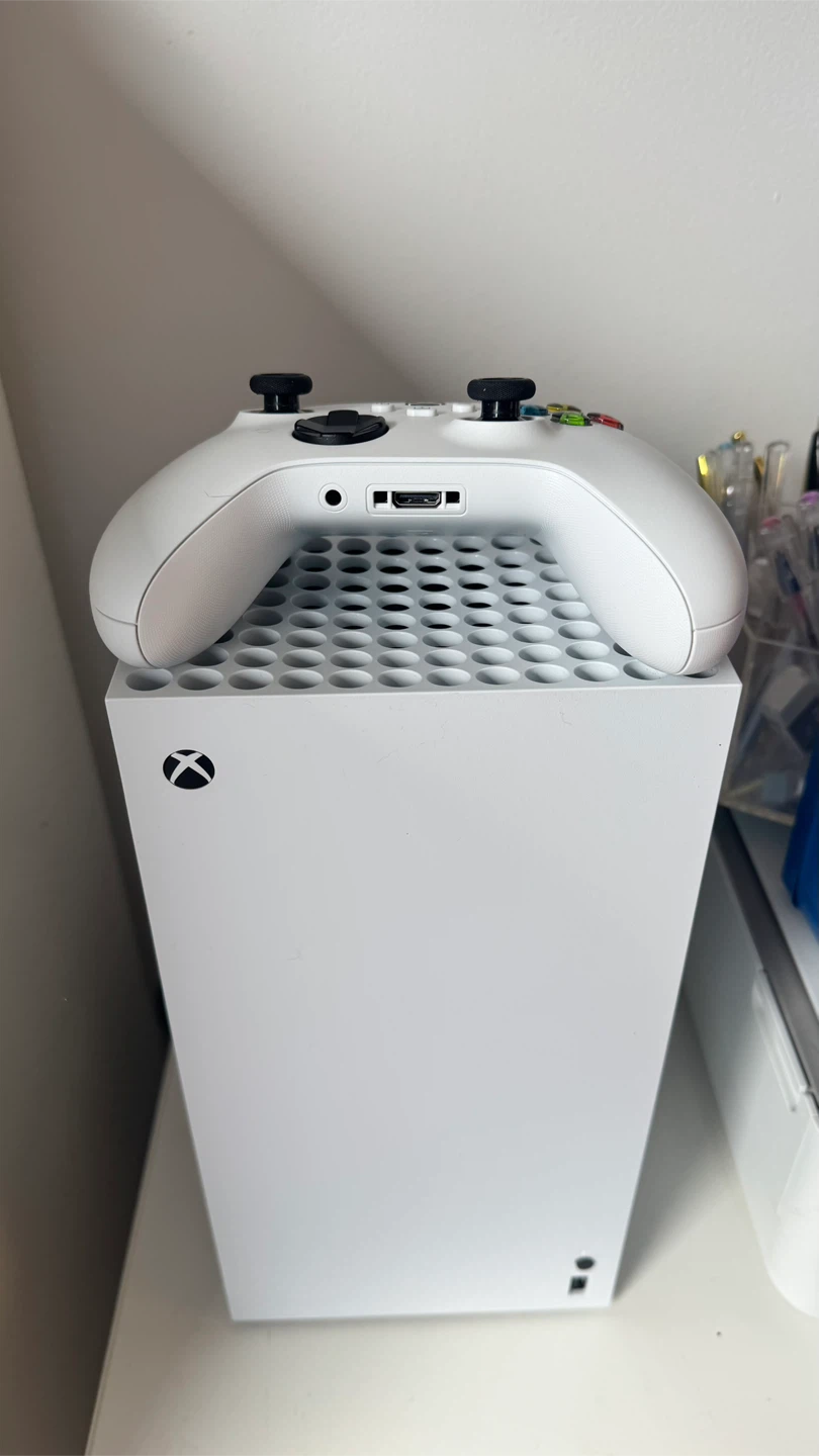 Xbox Series X Digital Edition + rechargeable batteries!