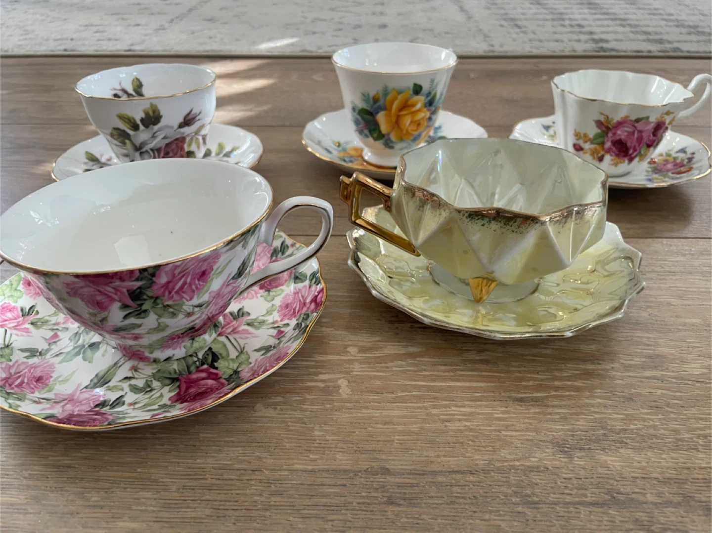 Set of 5 Vintage Teacups and Saucers 🥕