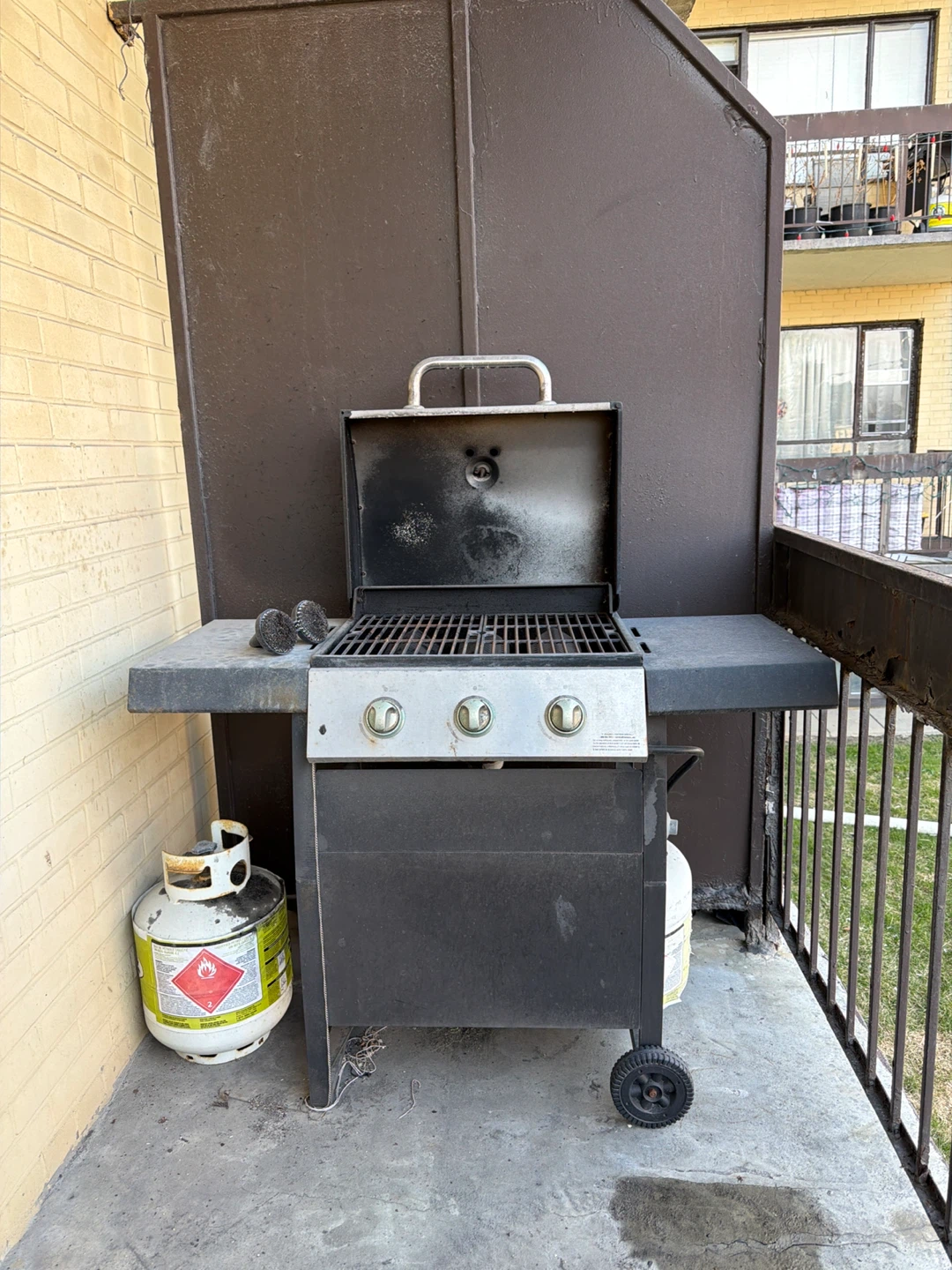 Kenmore 3-Burner Propane Grill with Propane Tank