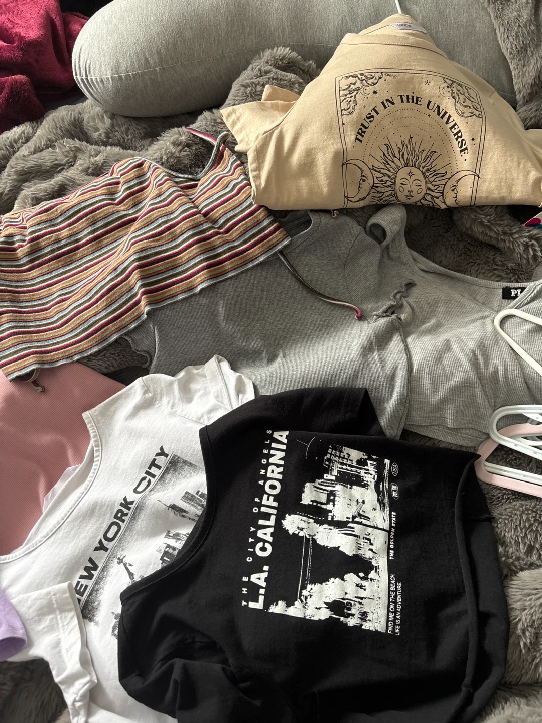 Clothing lot - photo 2