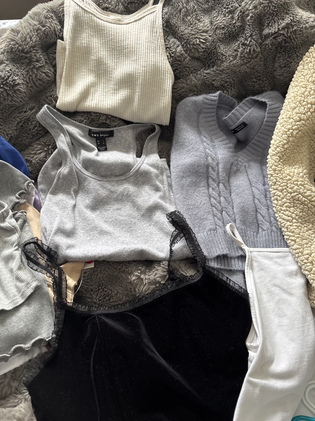 Clothing lot - photo 3