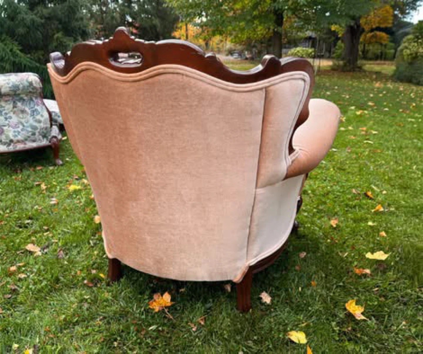 Victorian Cream Tufted Sofa and Chair Set - photo 4