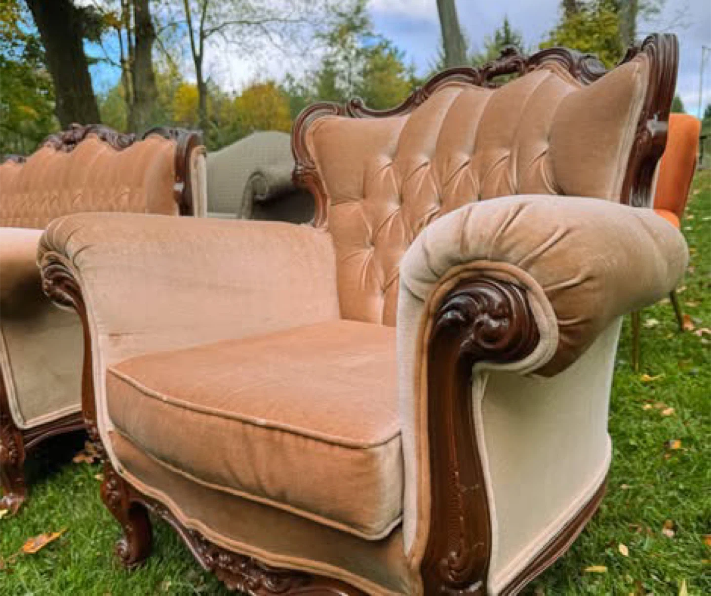 Victorian Cream Tufted Sofa and Chair Set - photo 3